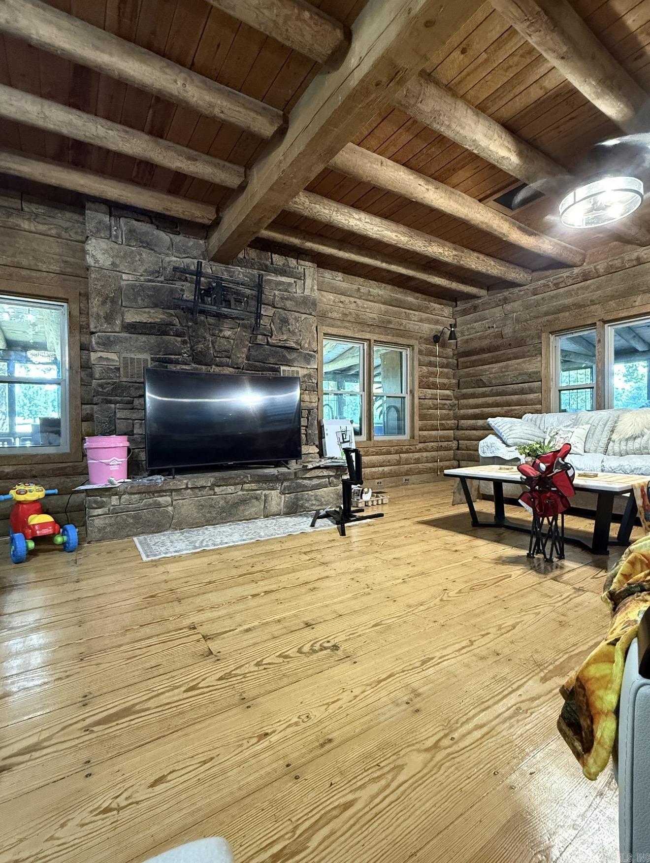 740 E 278 Highway Property Photo 9