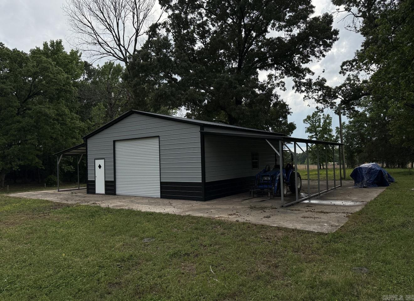 740 E 278 Highway Property Photo 17