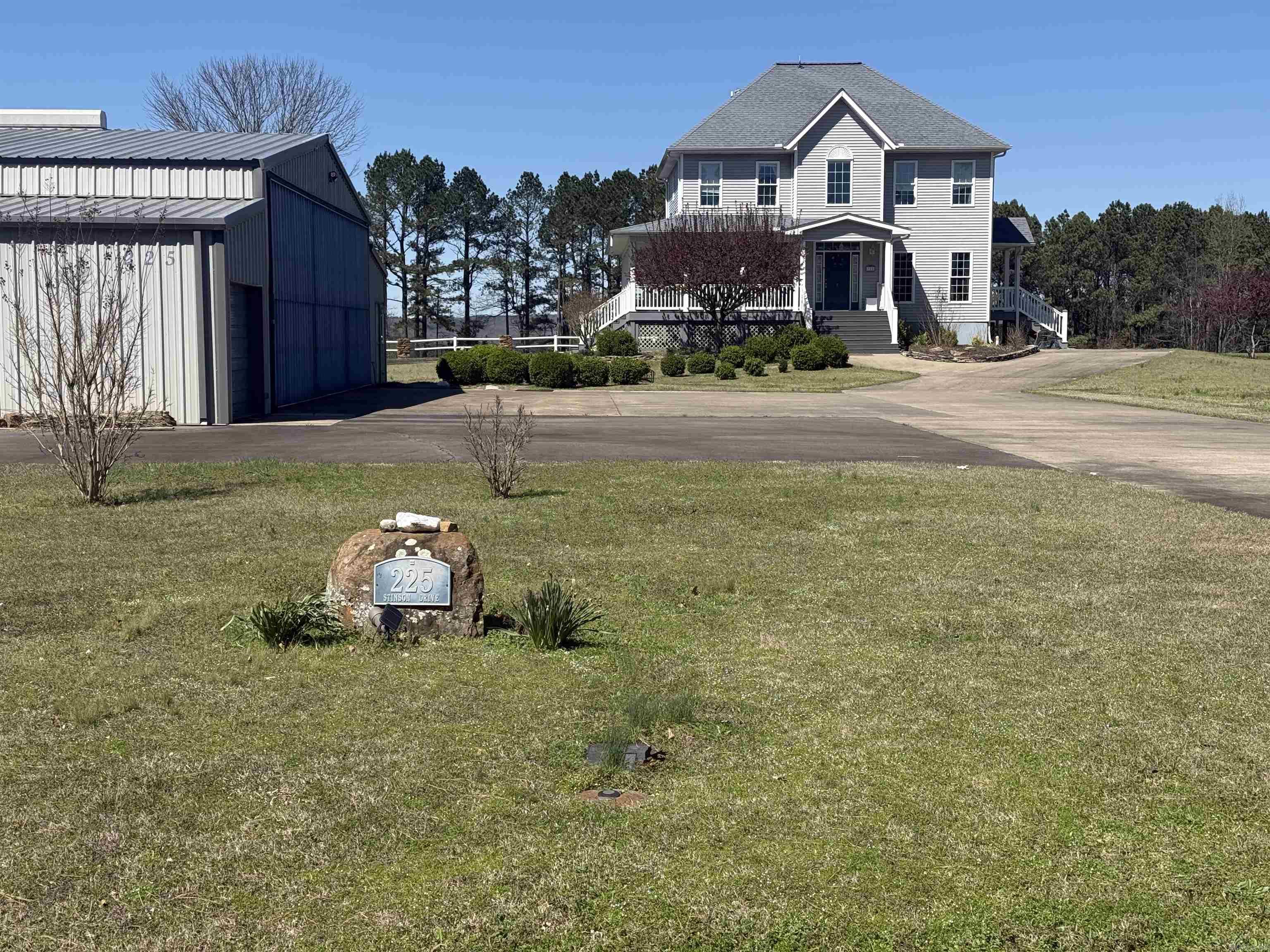 225 Stinson Drive Property Photo 1