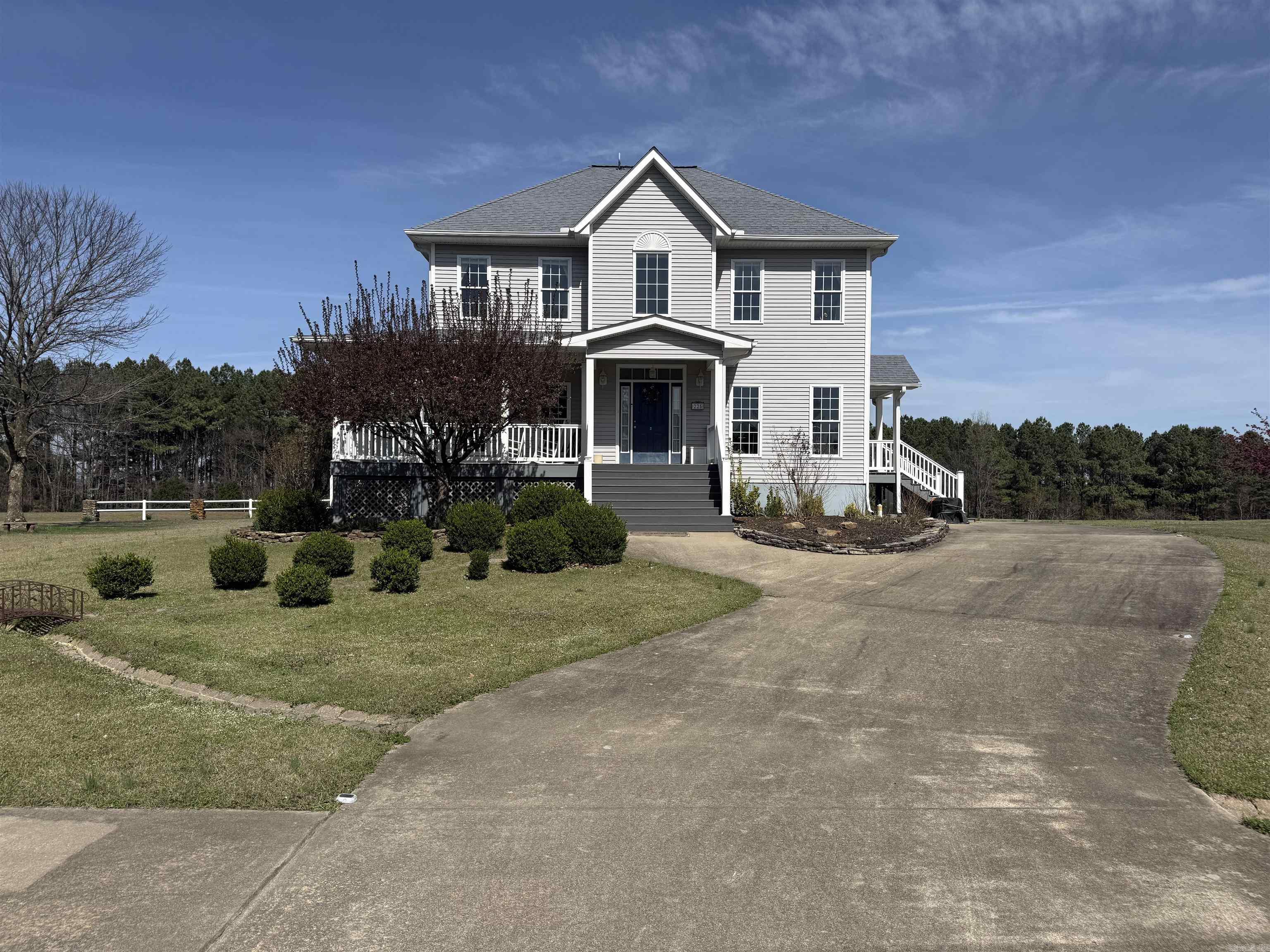 225 Stinson Drive Property Photo 2