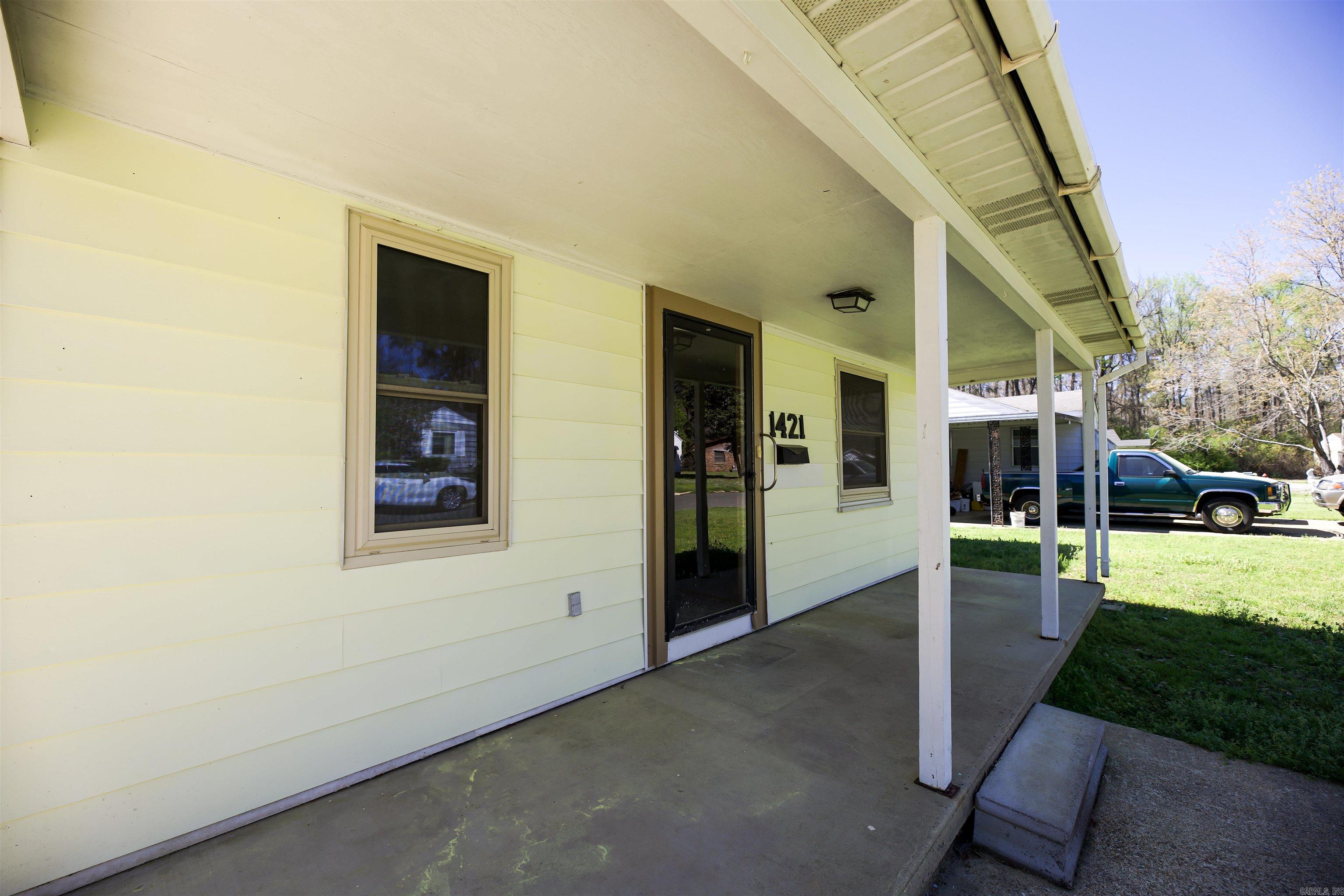 1421 Scotia St Property Photo 3