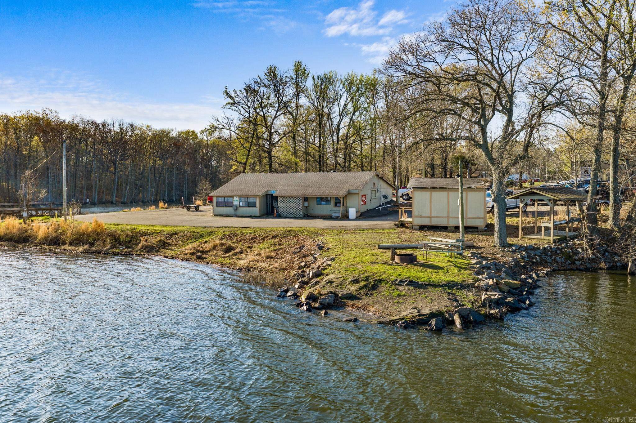 400 Lucky Landing Property Photo 5