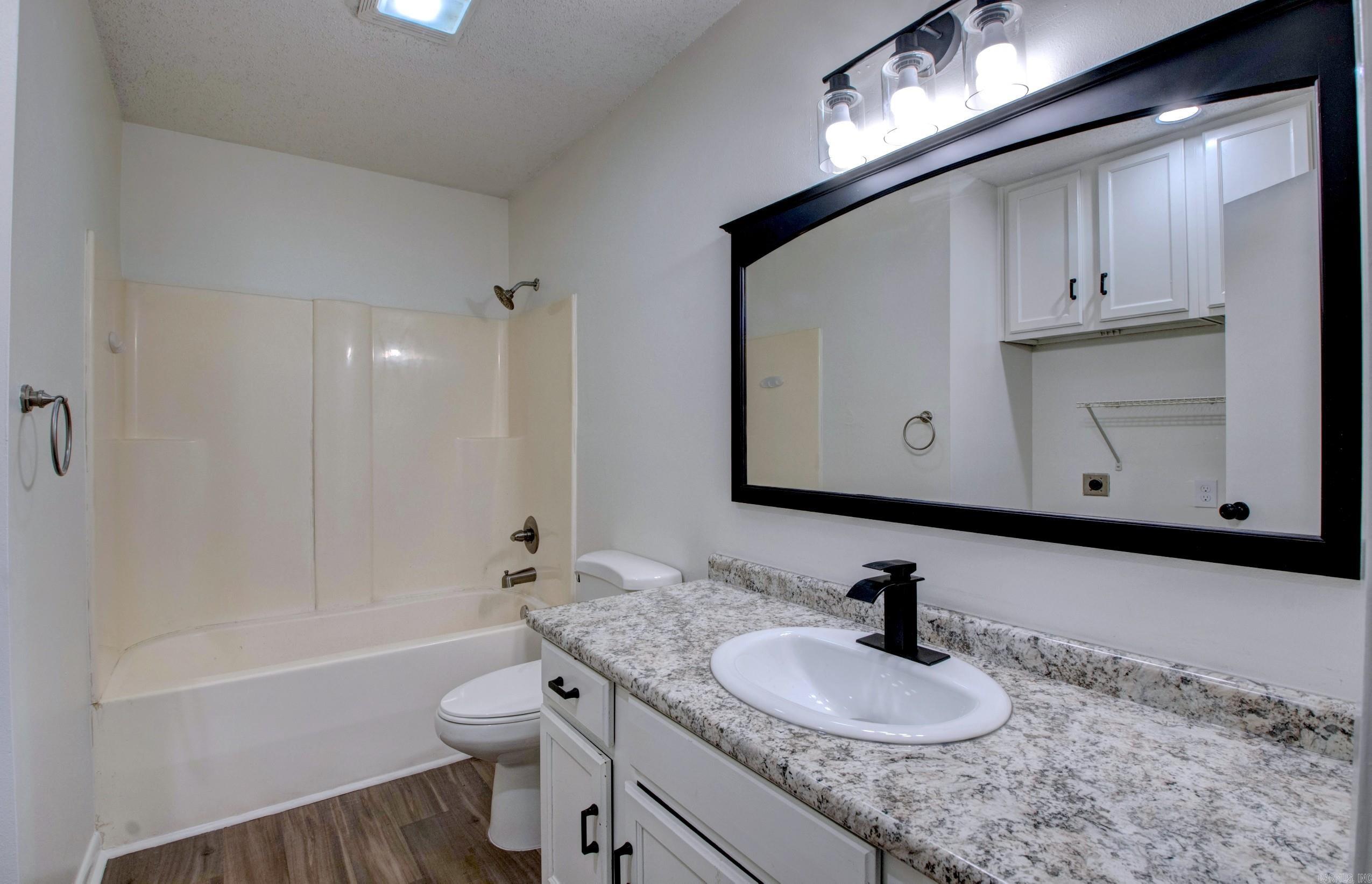 1905 Labette Manor Drive Property Photo 4
