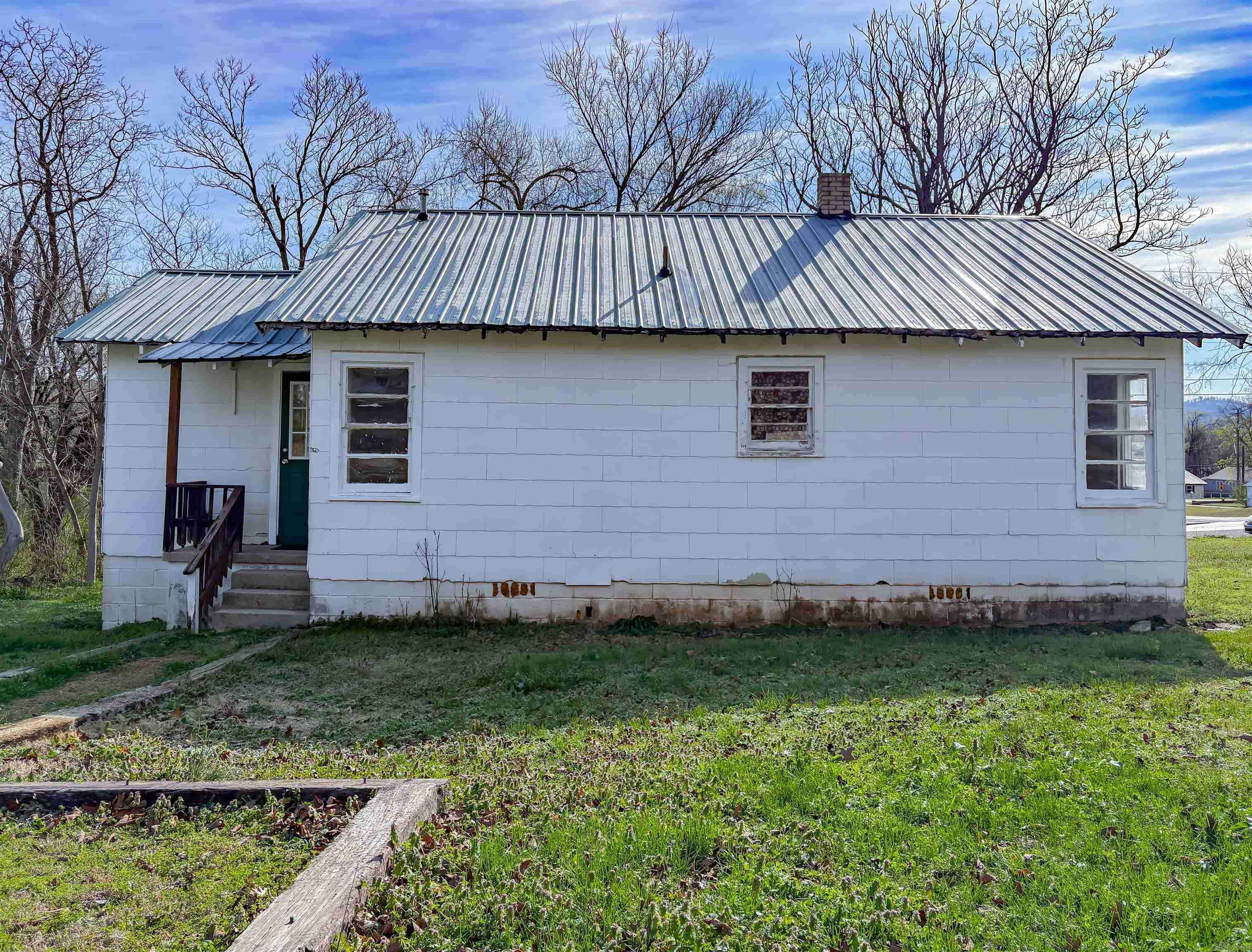 408 Estes Street Property Photo 5