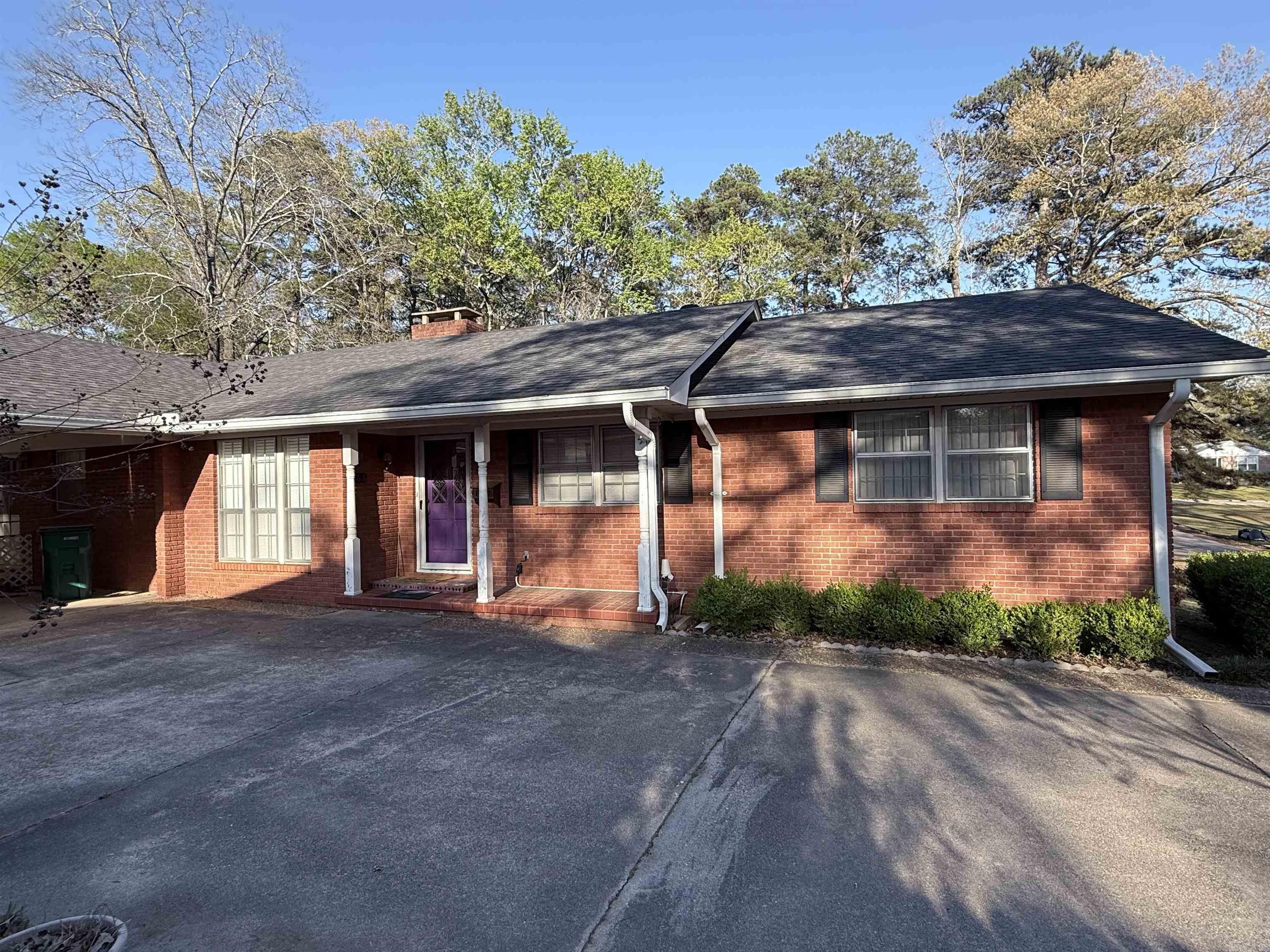 1616 W Oak St Property Photo 1