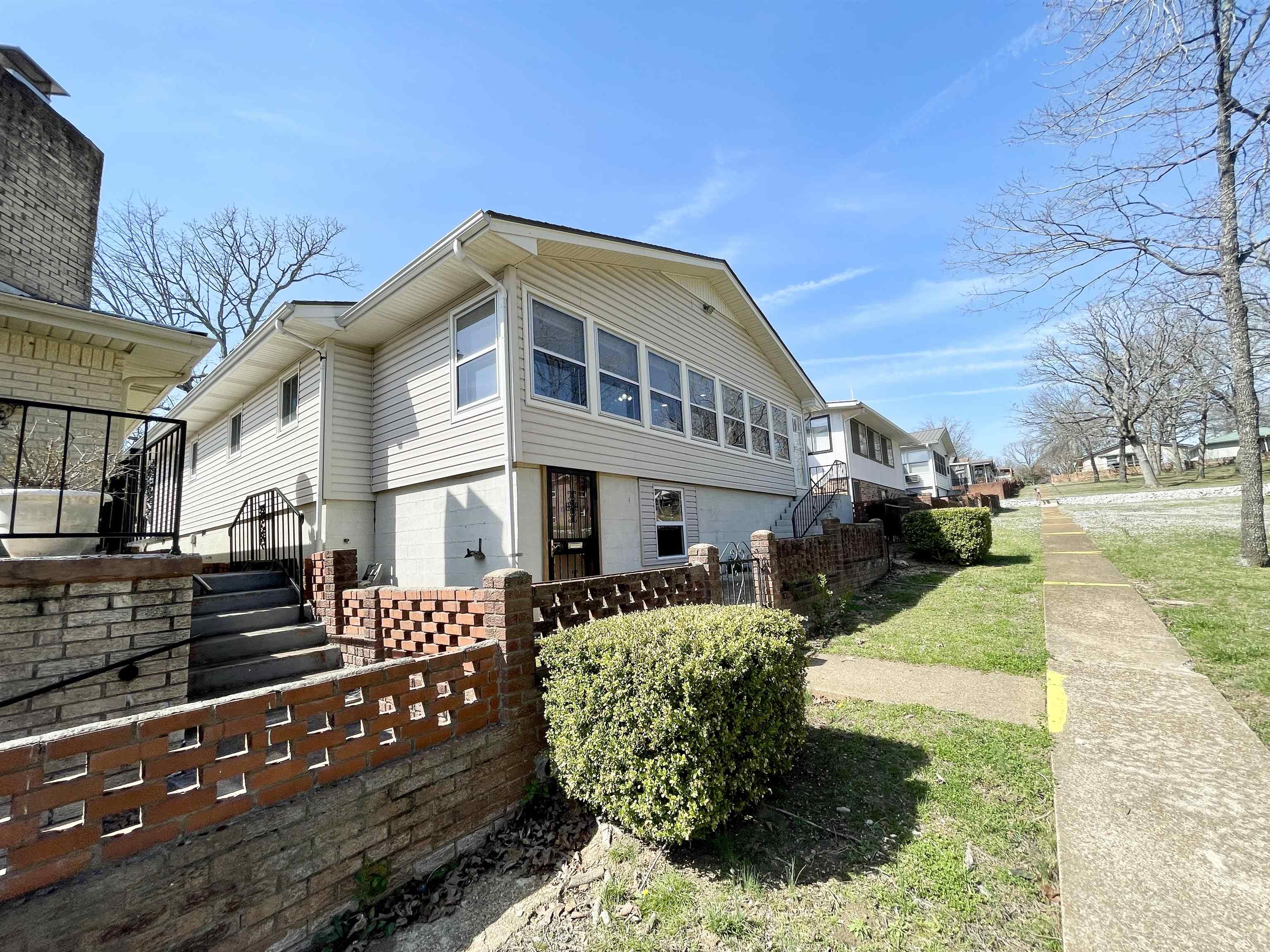 304 Parliament Drive Property Photo 3