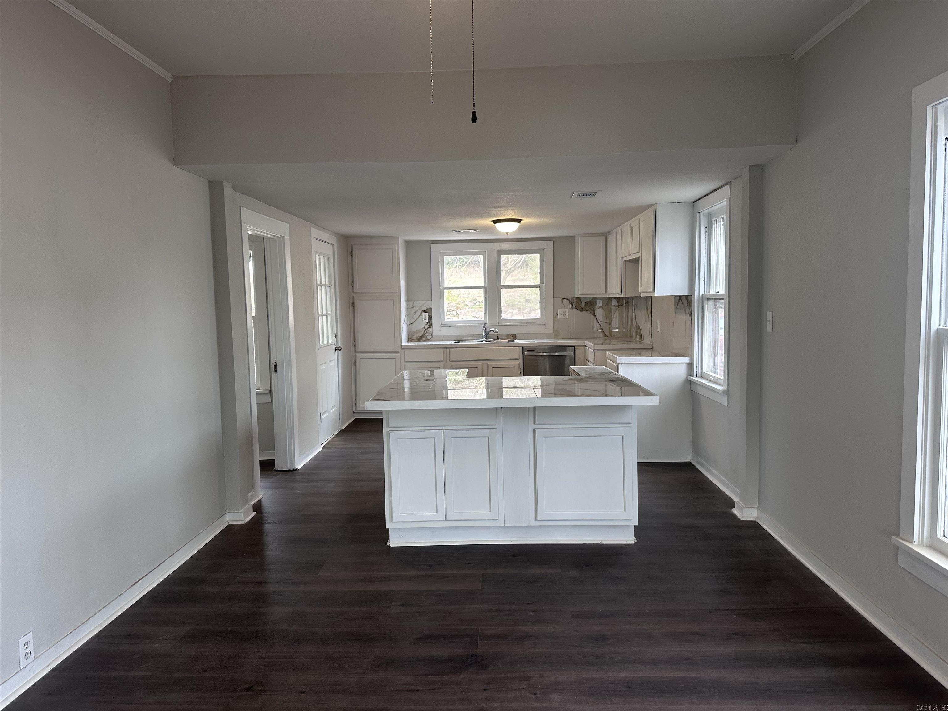 706 W Main Property Photo 4