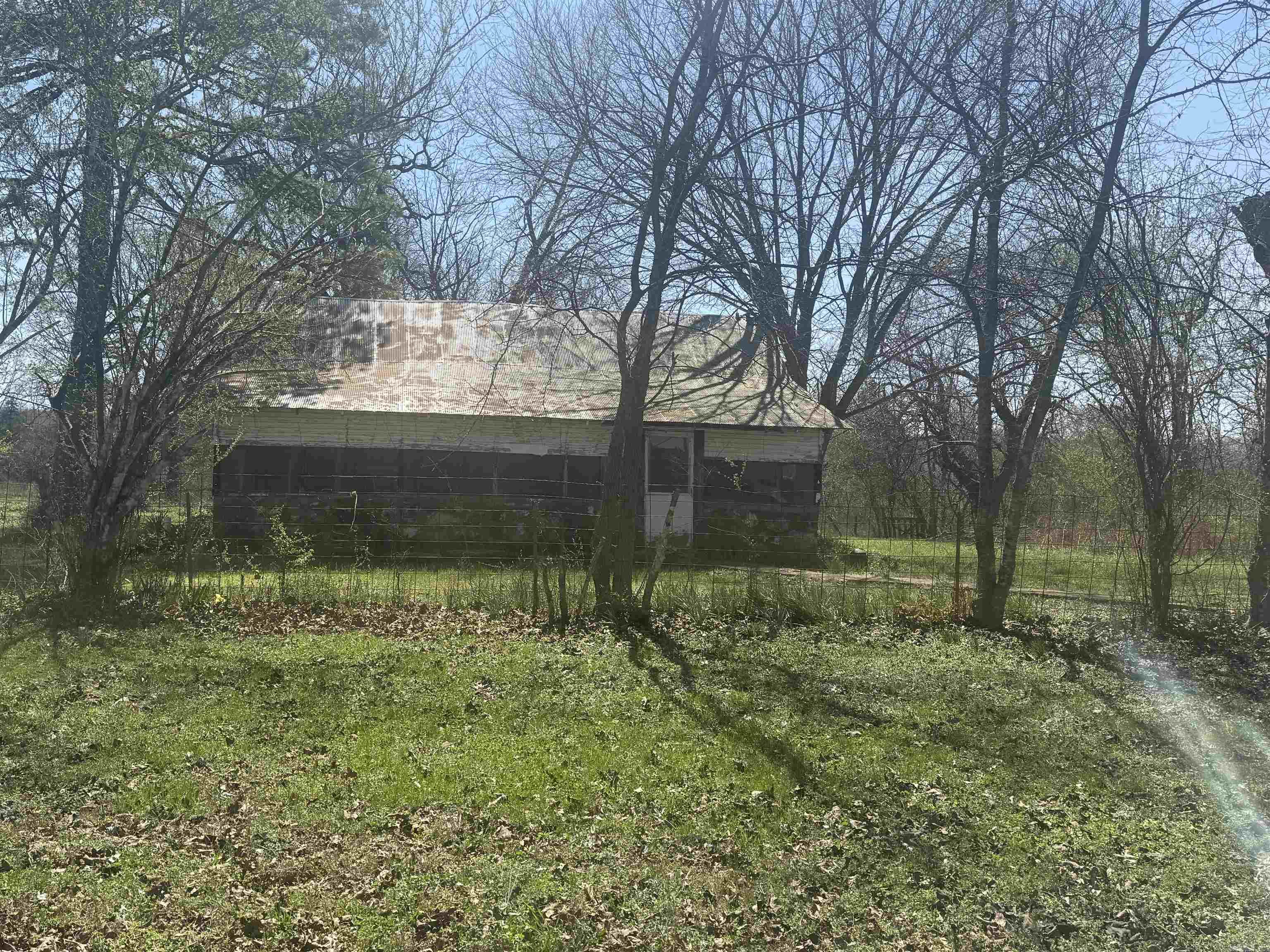 86 Center Circle Property Photo 3