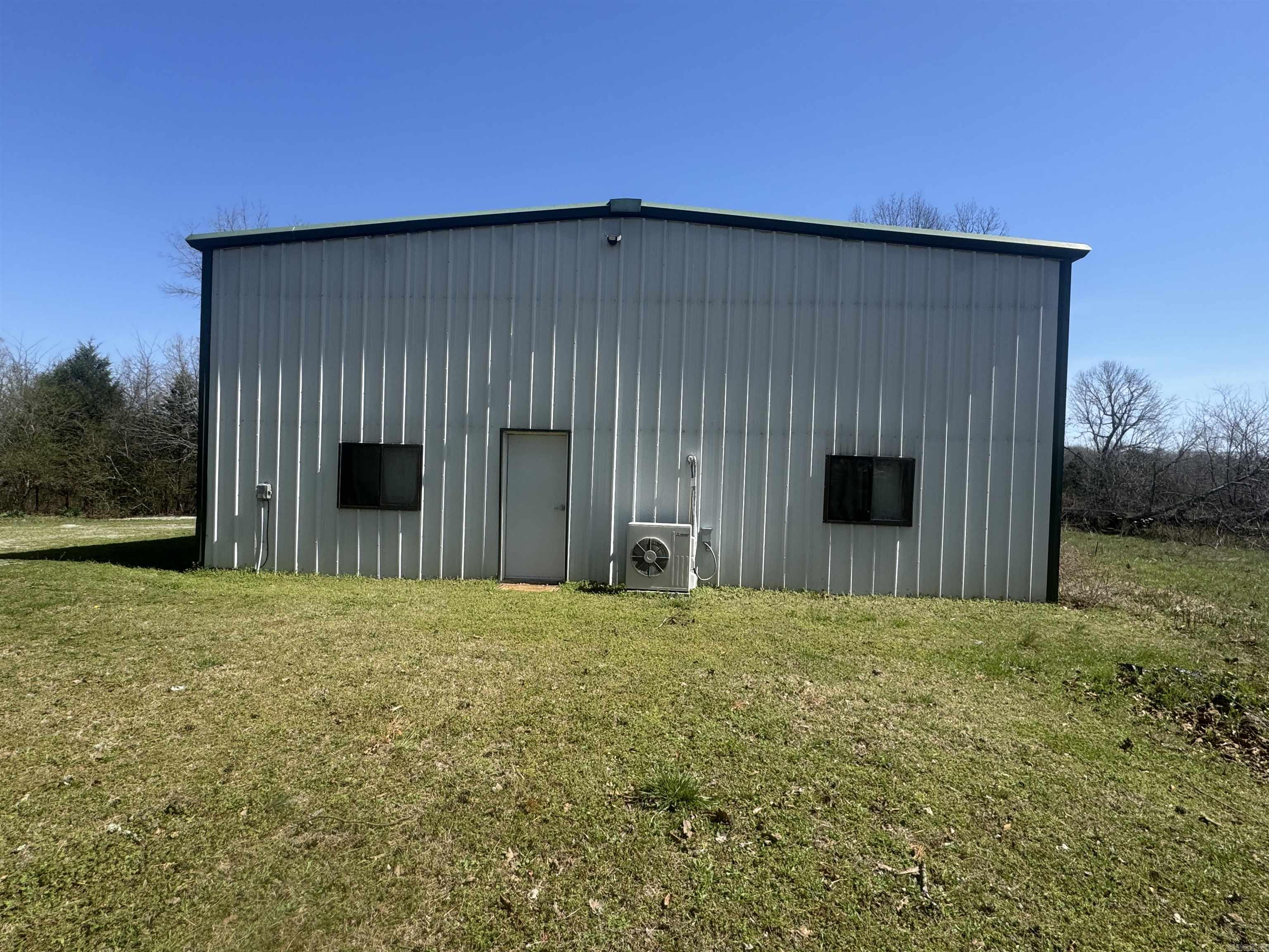 86 Center Circle Property Photo 5