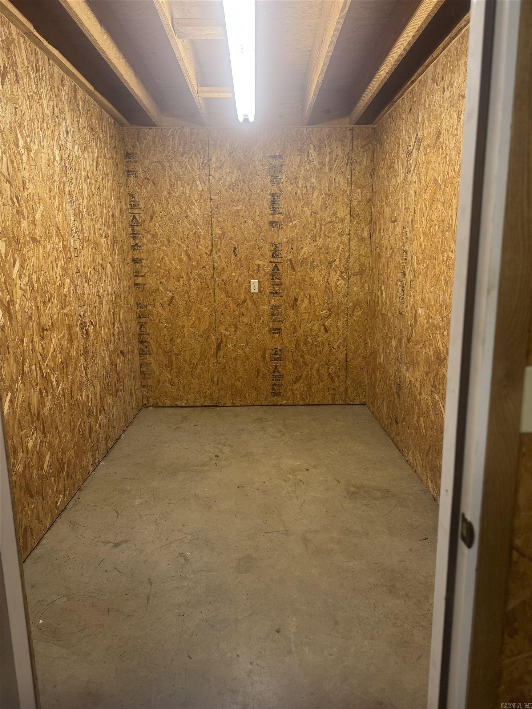 86 Center Circle Property Photo 28