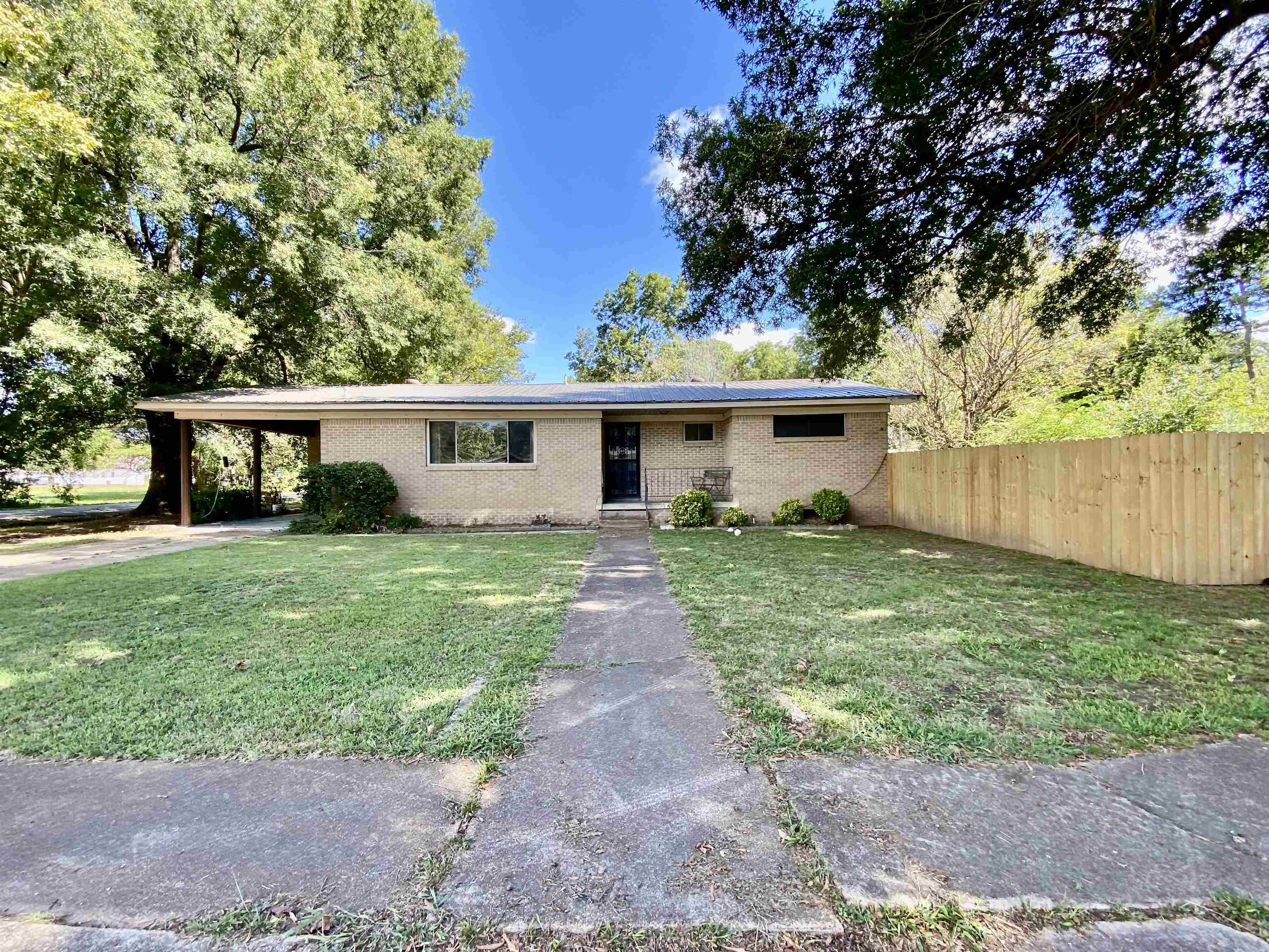 401 E Gum Property Photo 1
