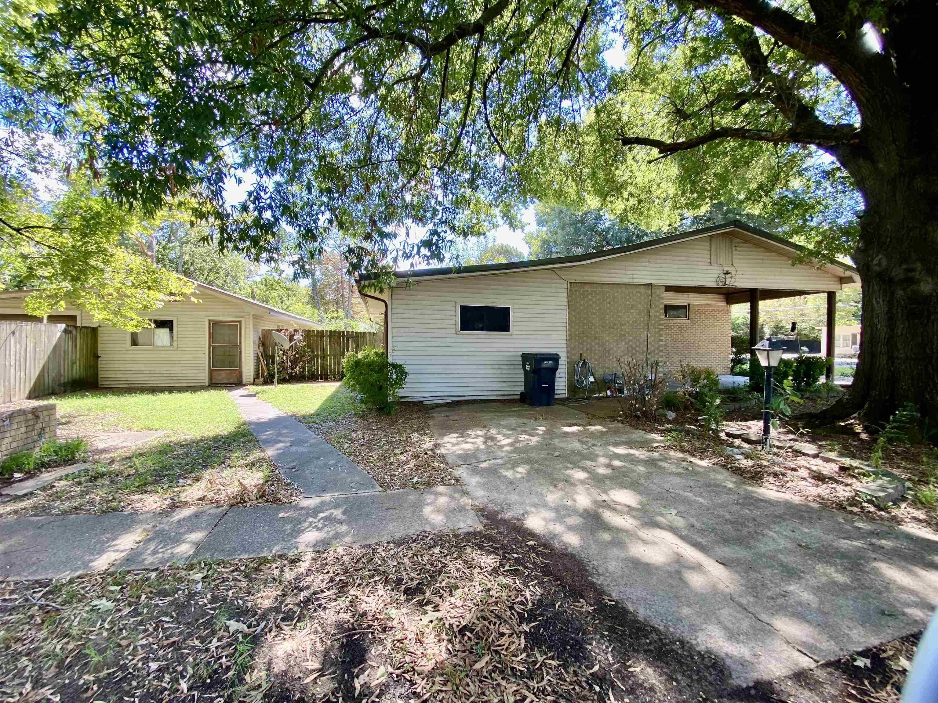 401 E Gum Property Photo 3