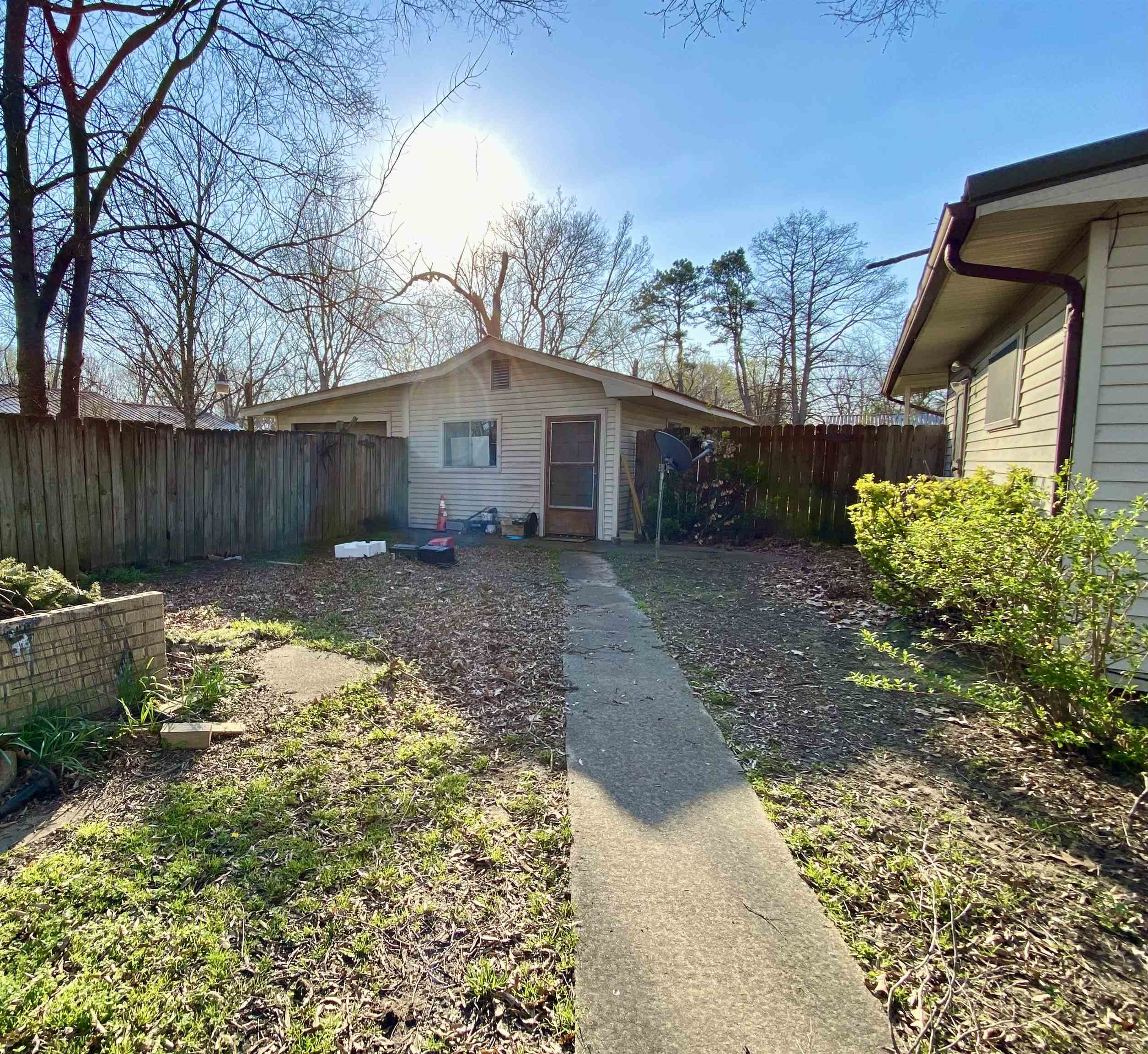401 E Gum Property Photo 9