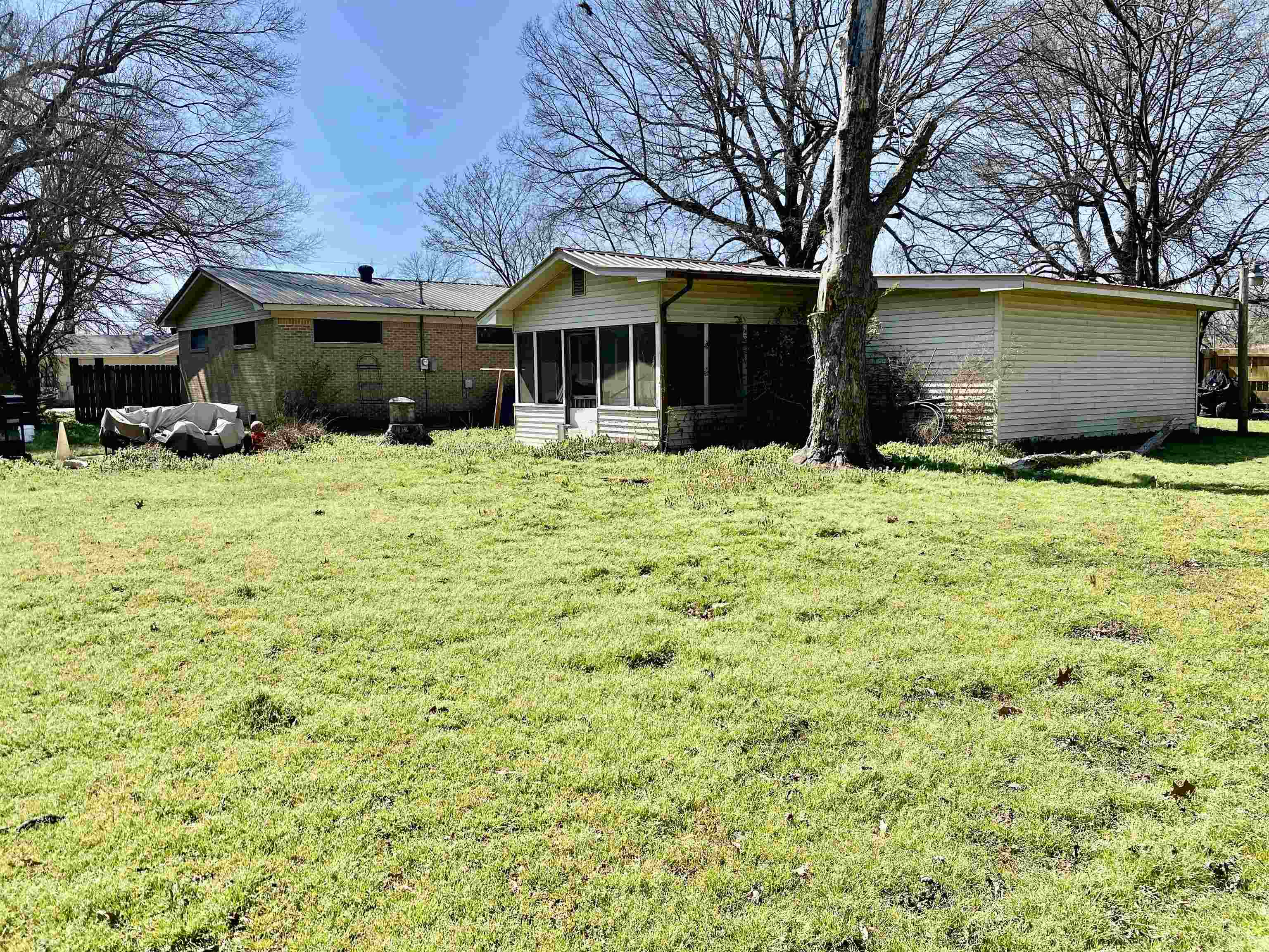 401 E Gum Property Photo 10