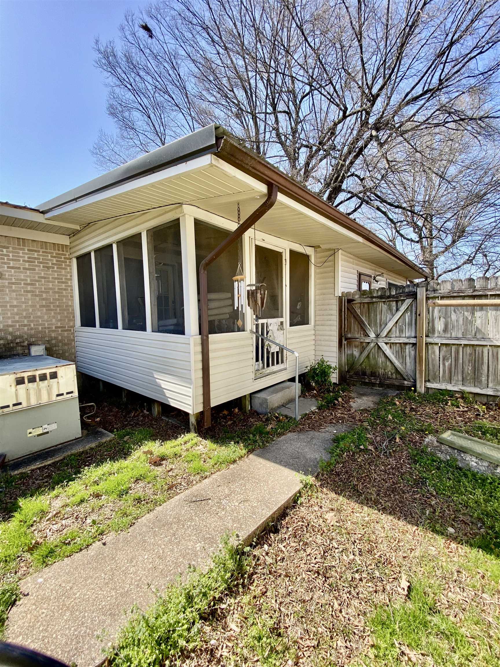 401 E Gum Property Photo 11