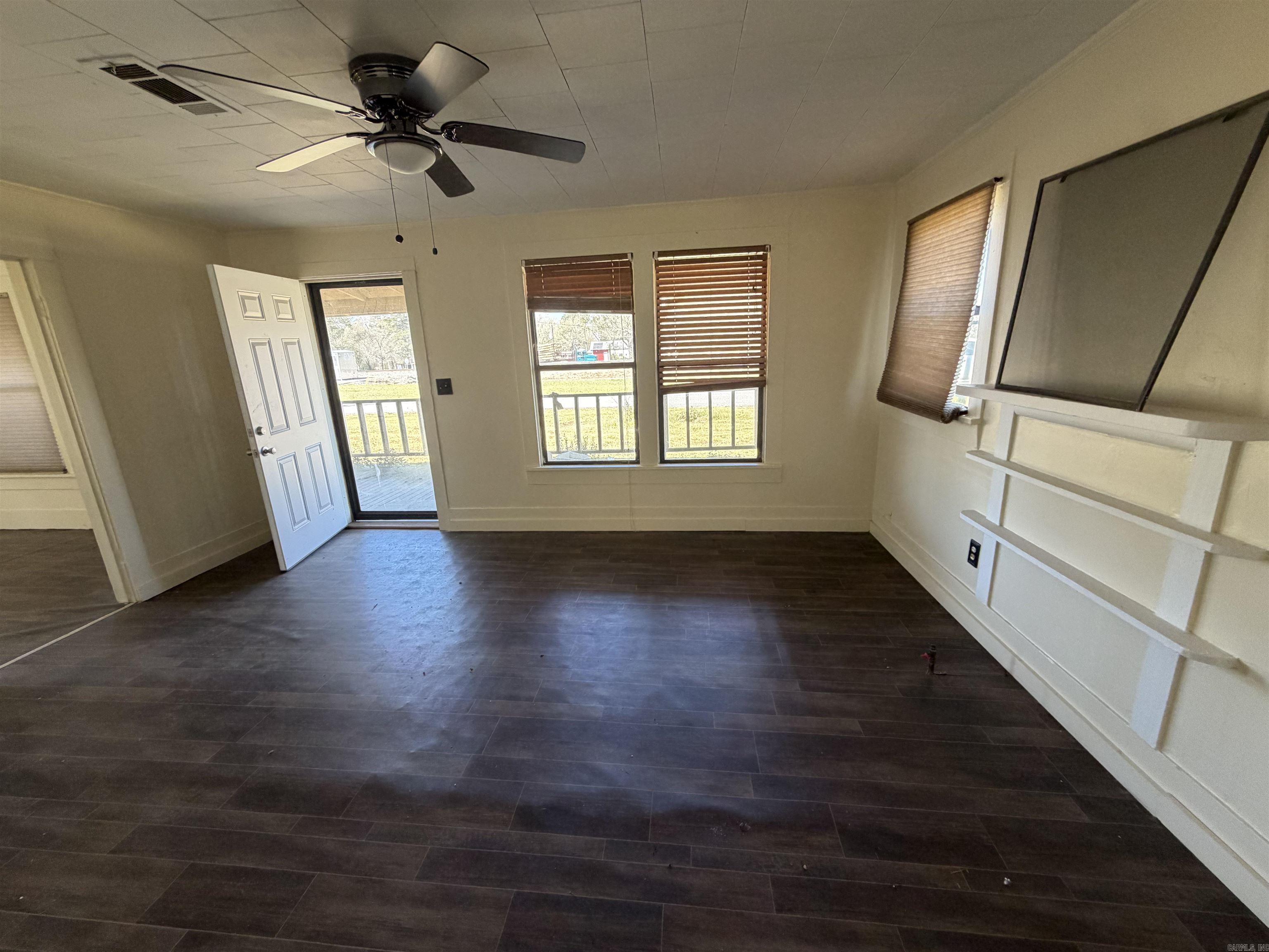 206 E First St Property Photo 5