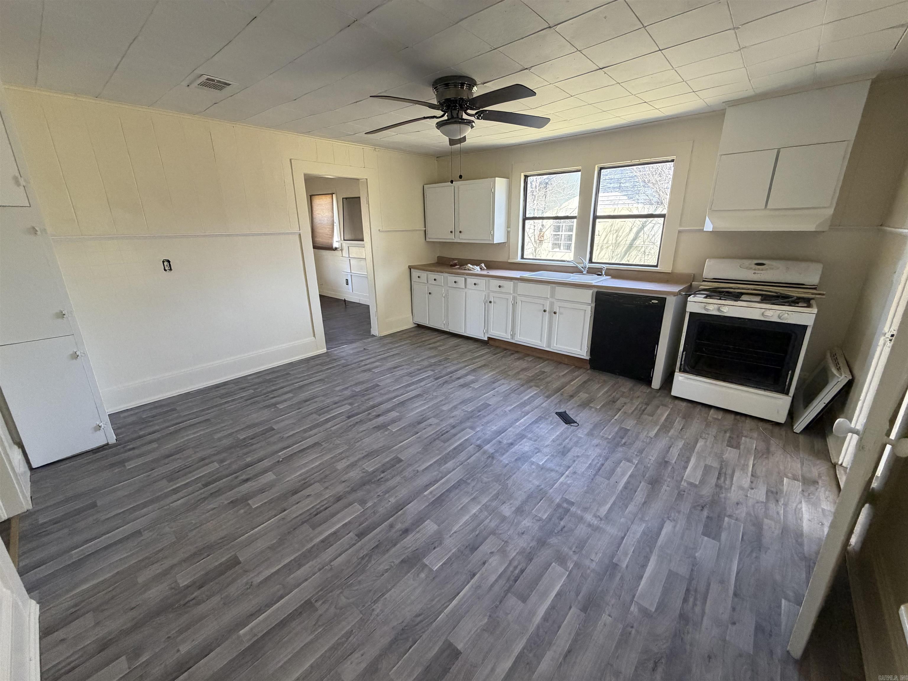 206 E First St Property Photo 6