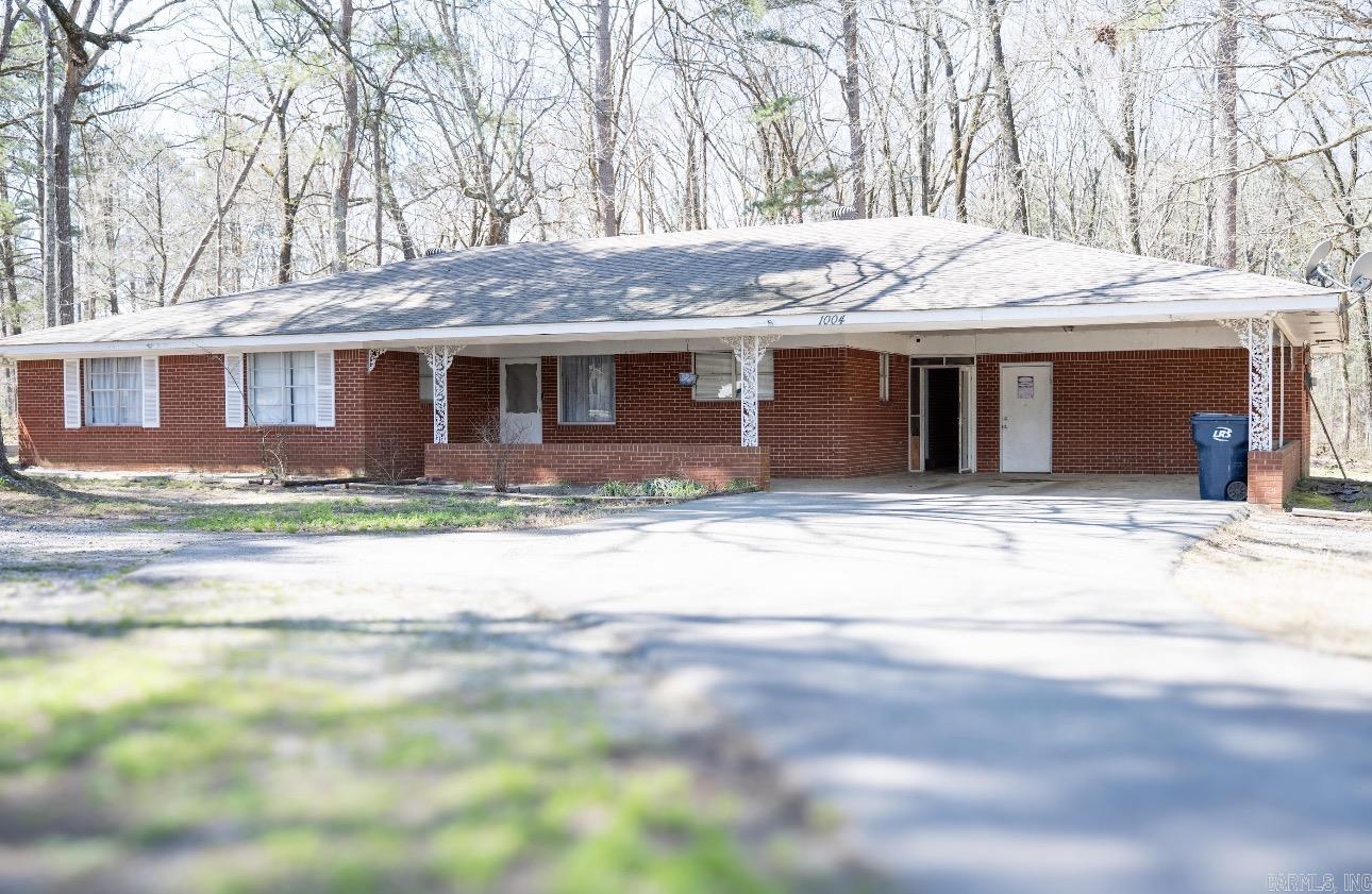 1004 S Evans Road Property Photo 1