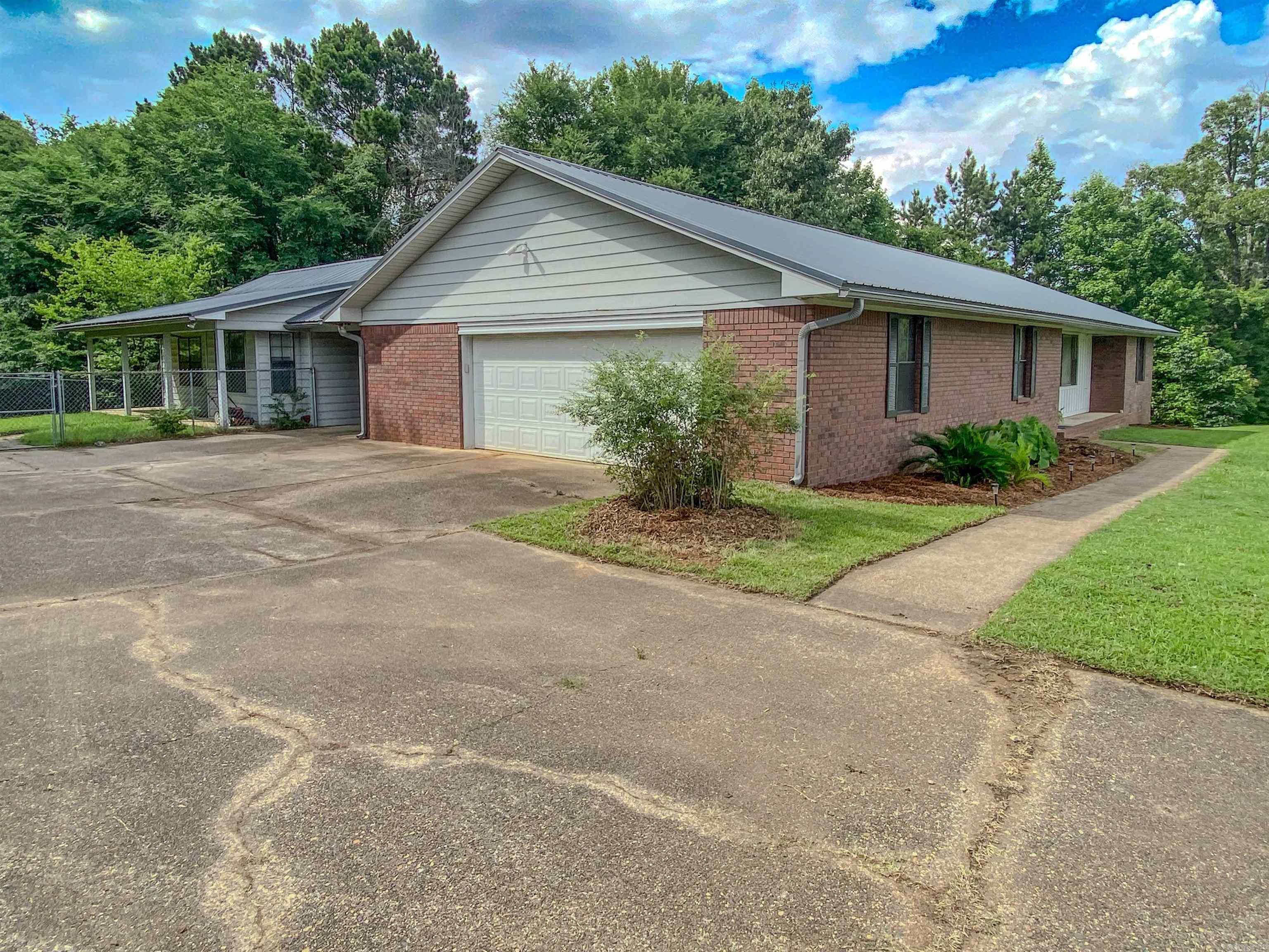 103 Twin Oaks Drive Property Photo 1