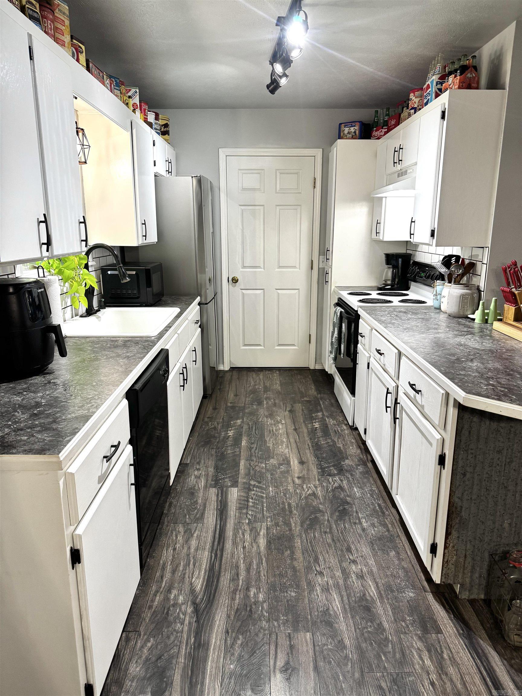 1227 W 74 Highway Property Photo 4