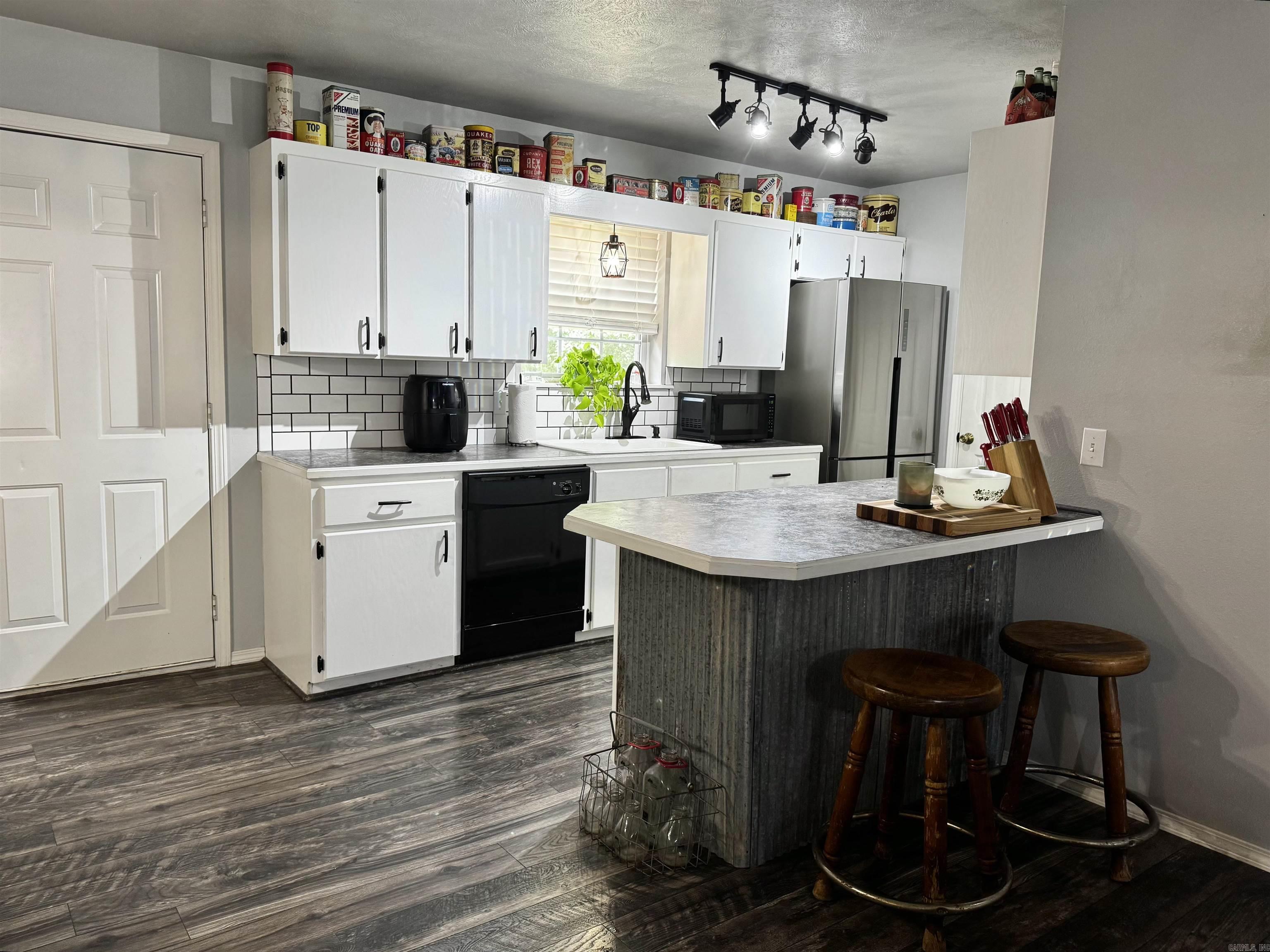 1227 W 74 Highway Property Photo 6