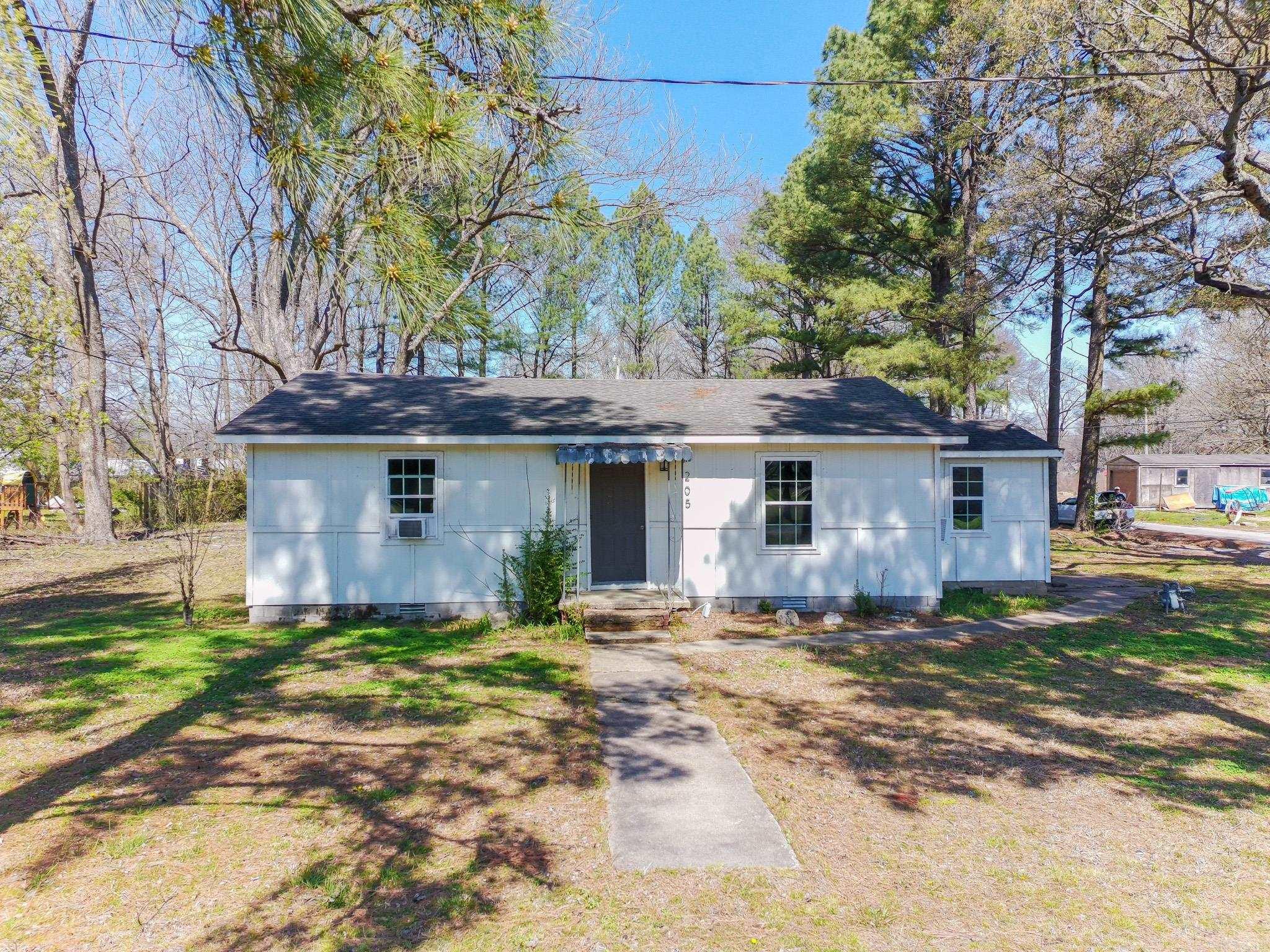 205 E Matthews Street Property Photo 1