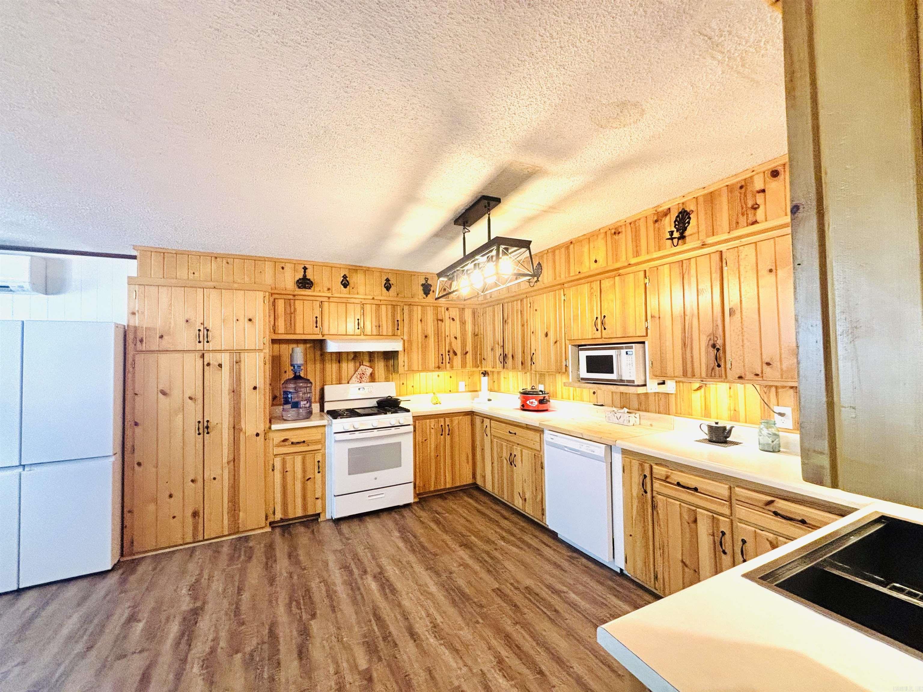 6683 Roasting Ear Road Property Photo 9