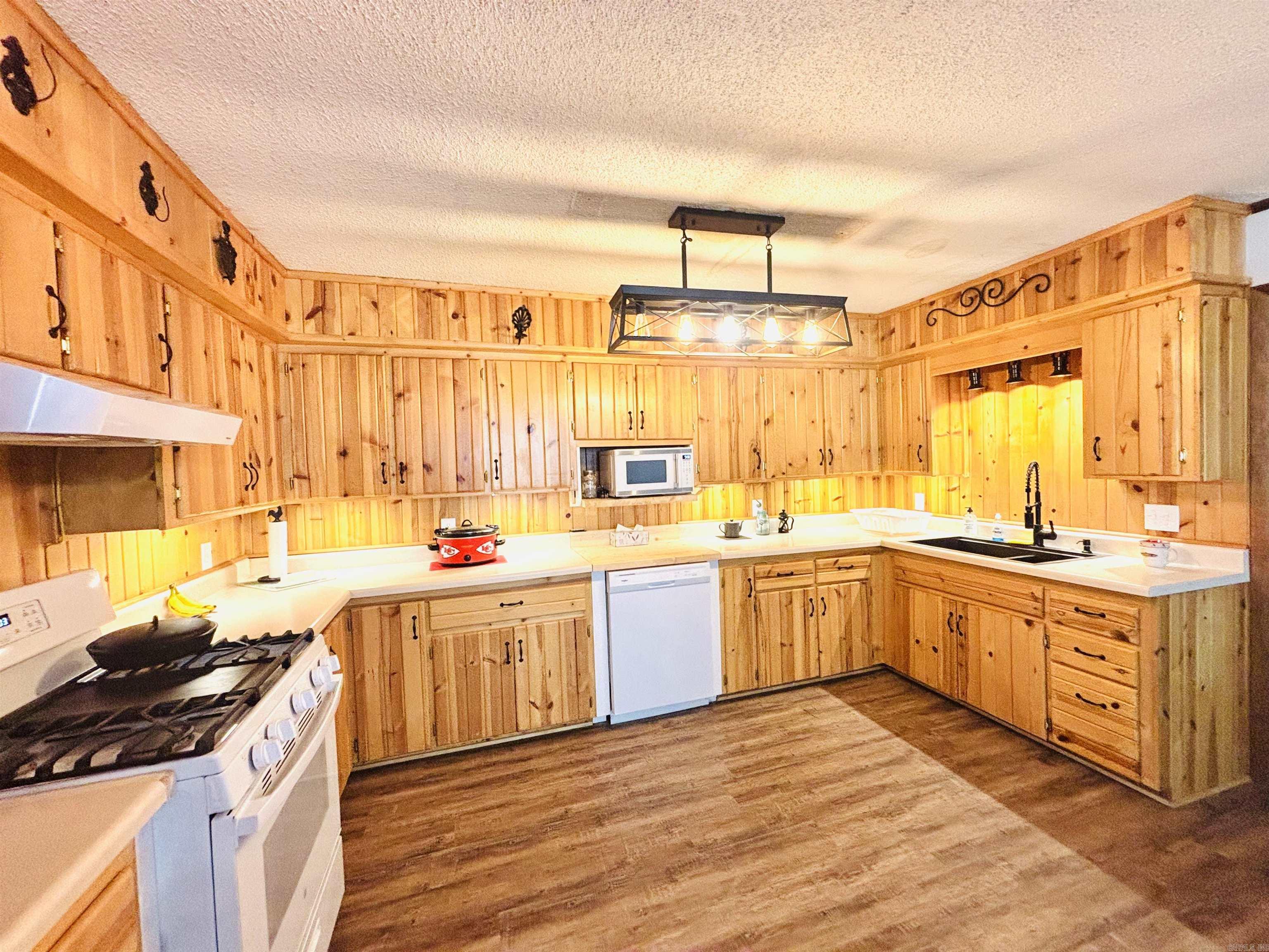 6683 Roasting Ear Road Property Photo 11