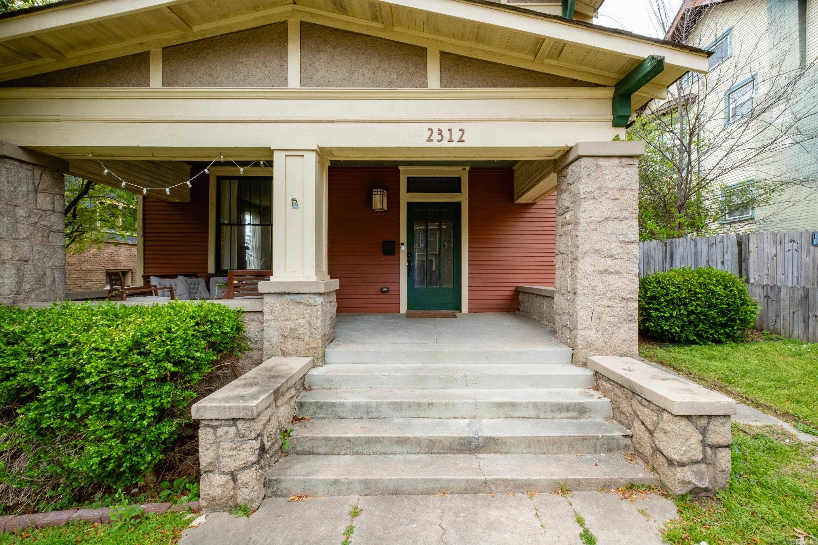 2312 S Summit Street Property Photo 3