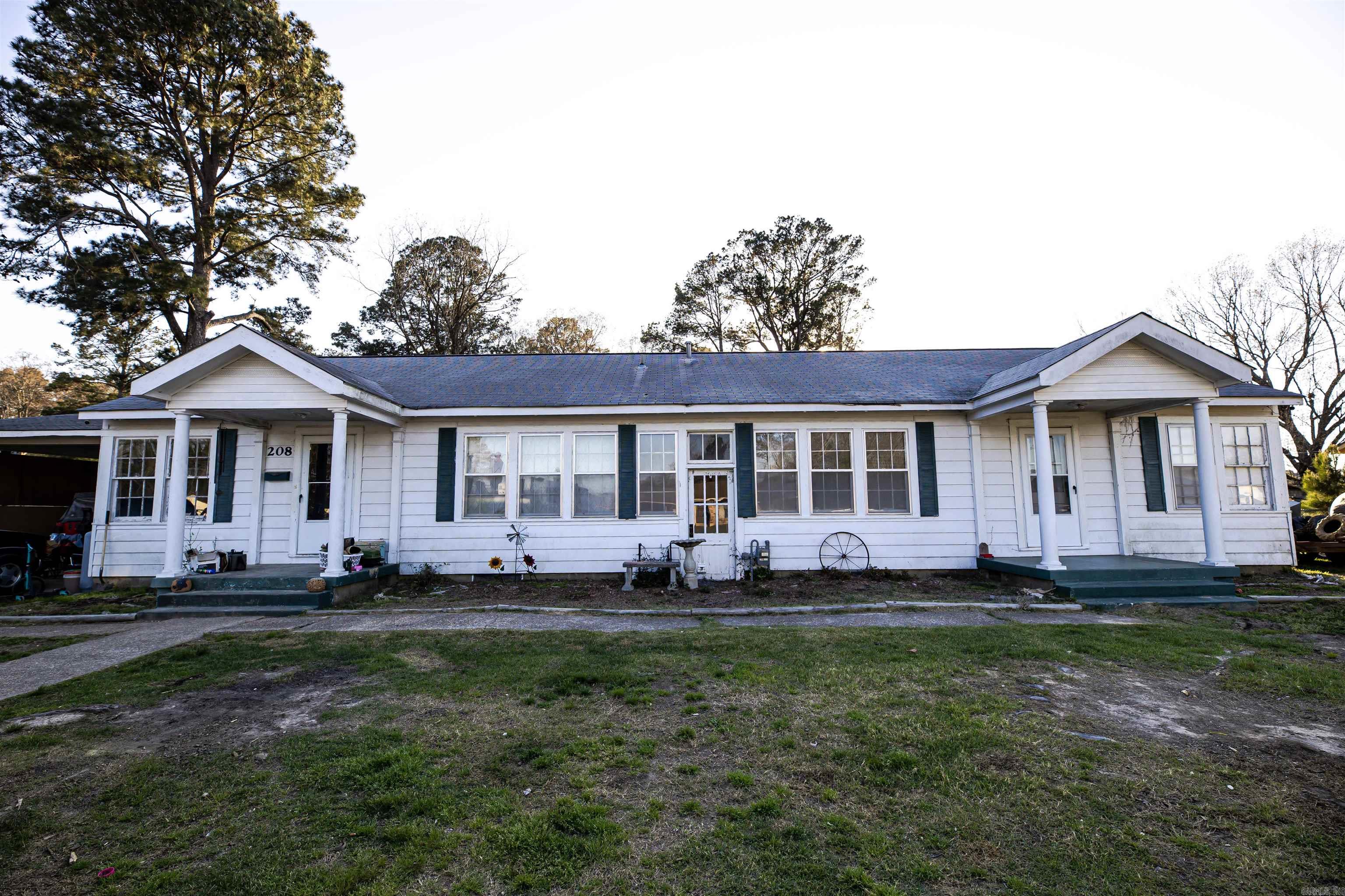 208 S Womble Ave Property Photo 1