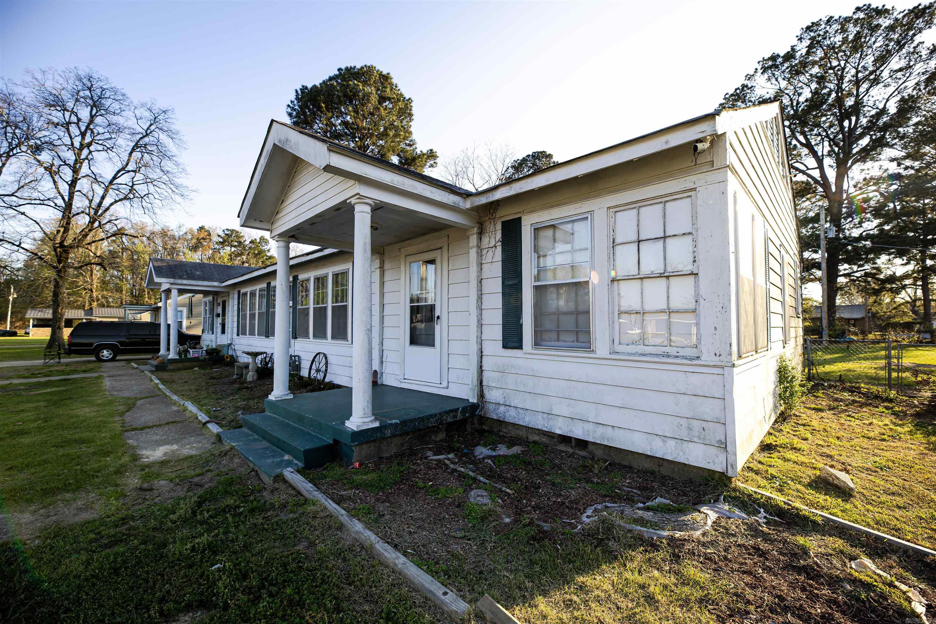 208 S Womble Ave Property Photo 3