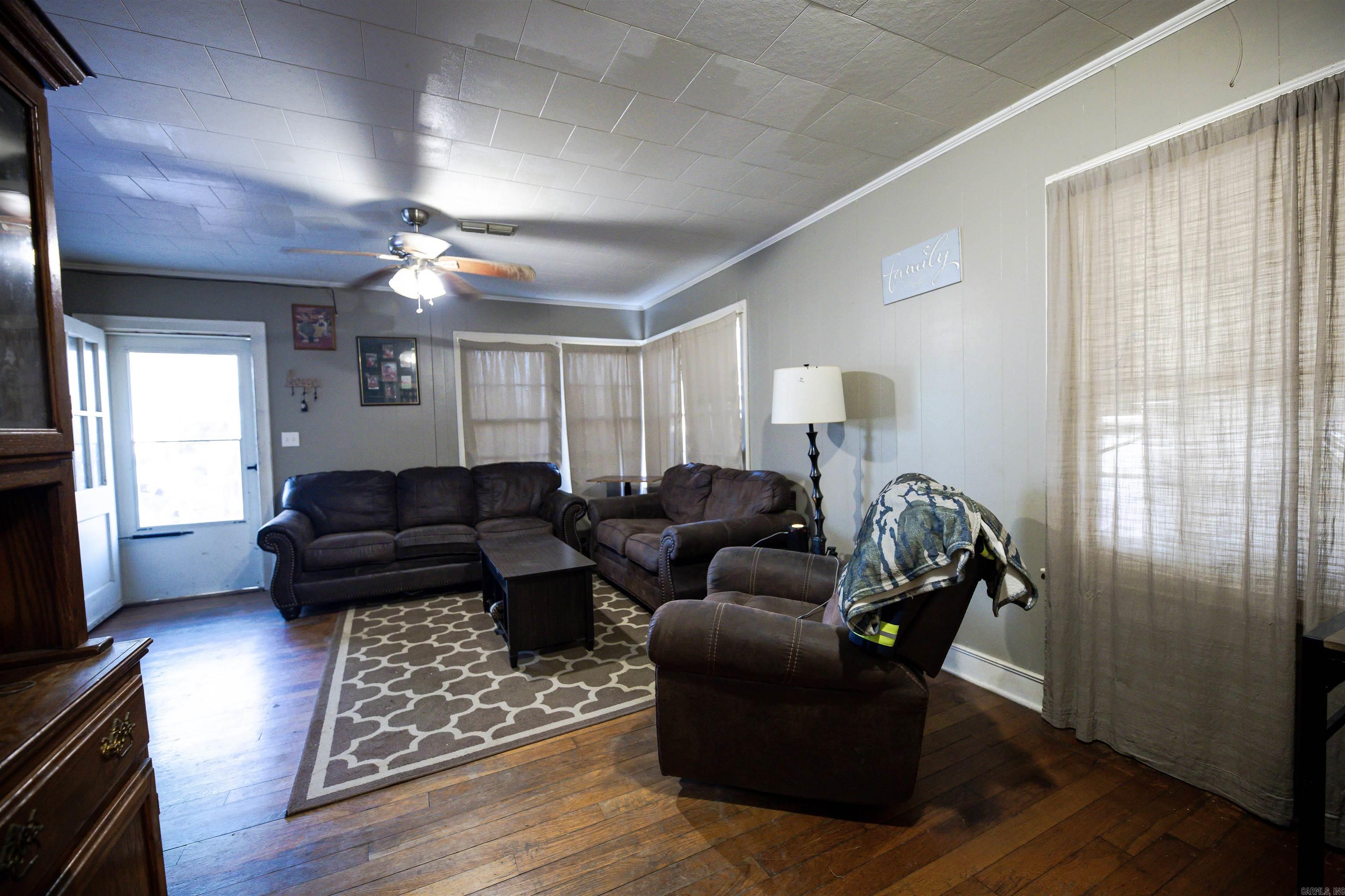 208 S Womble Ave Property Photo 4