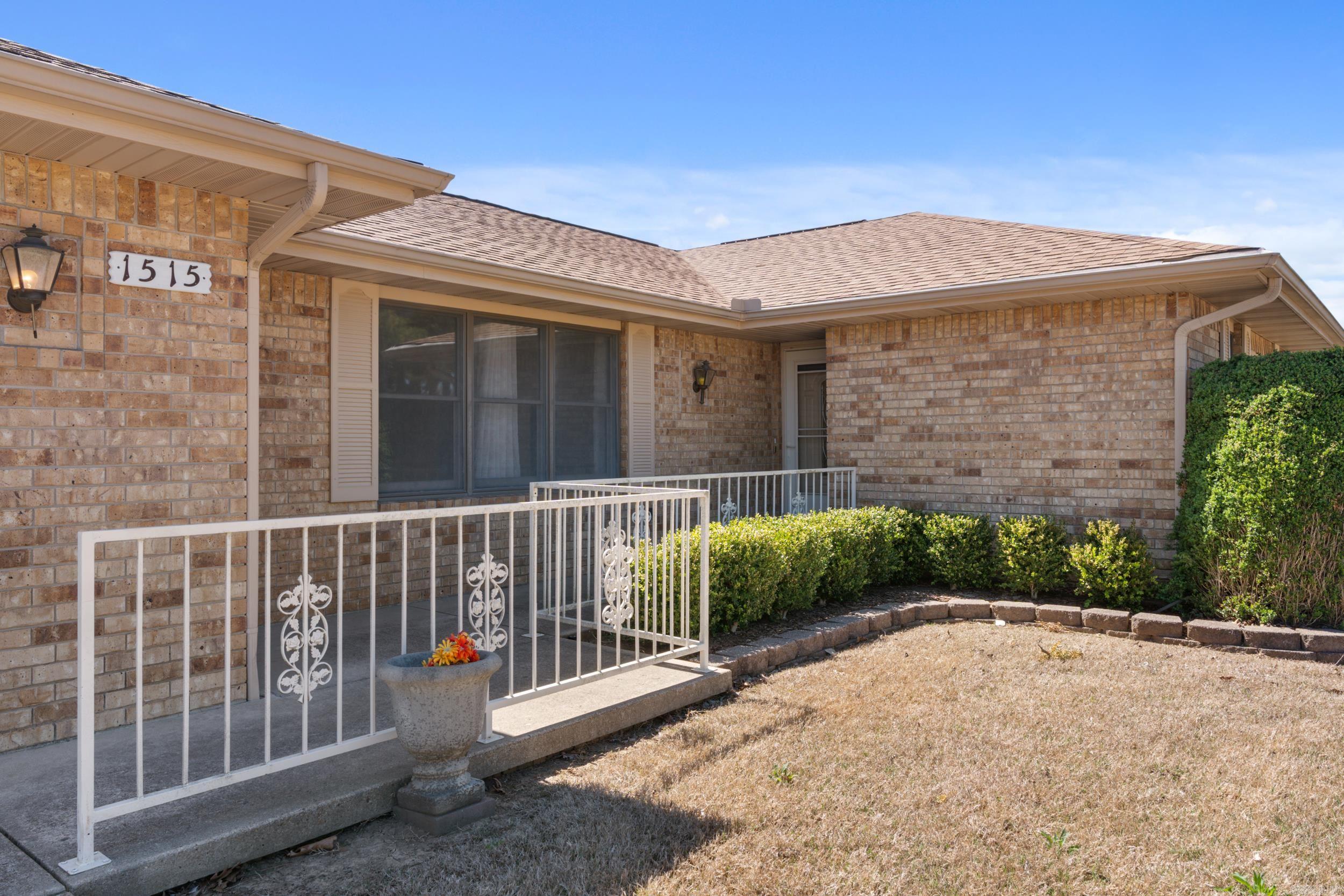1515 Pine Tree Lane Property Photo 2