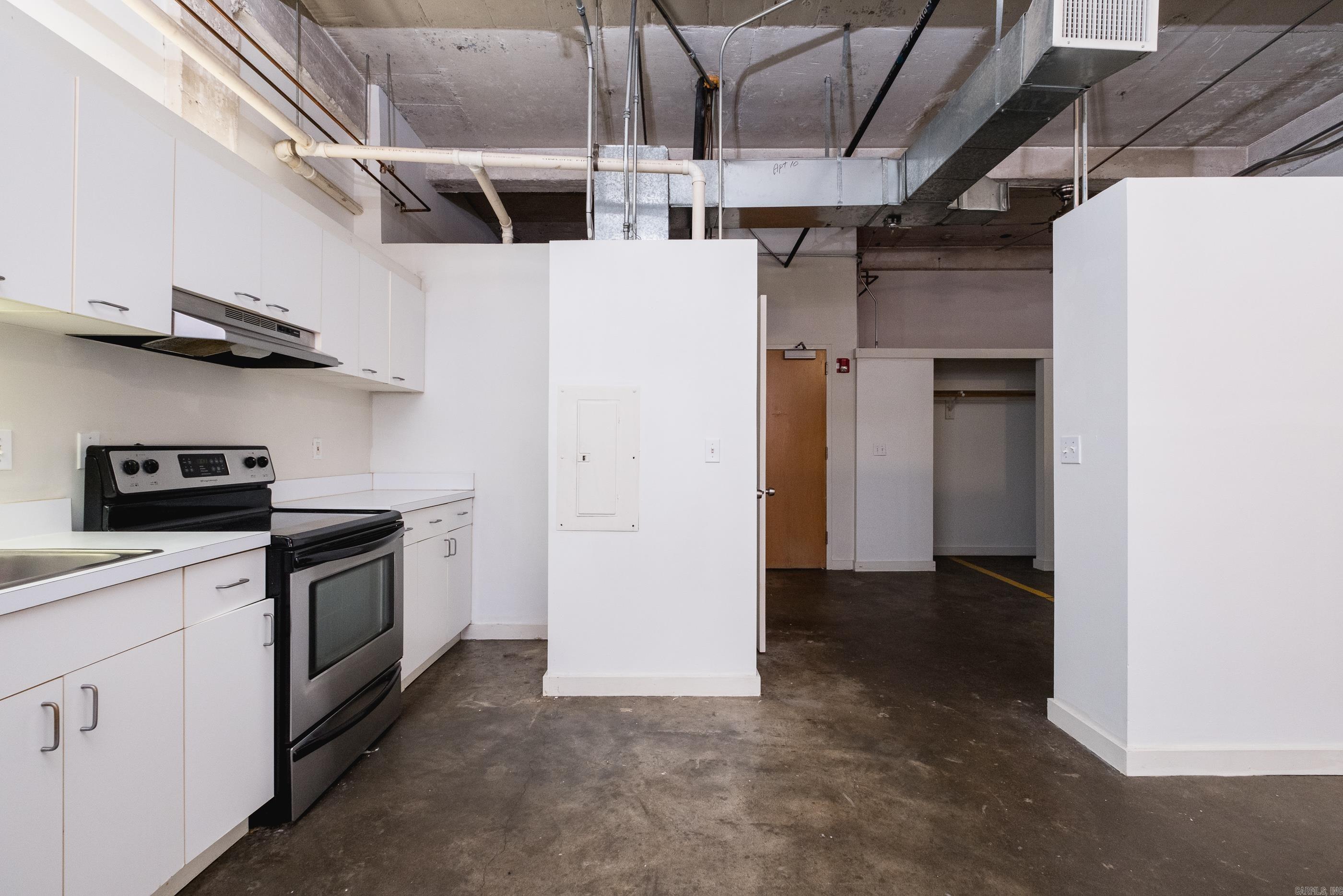 423 E 3rd St #213 213 Property Photo 5