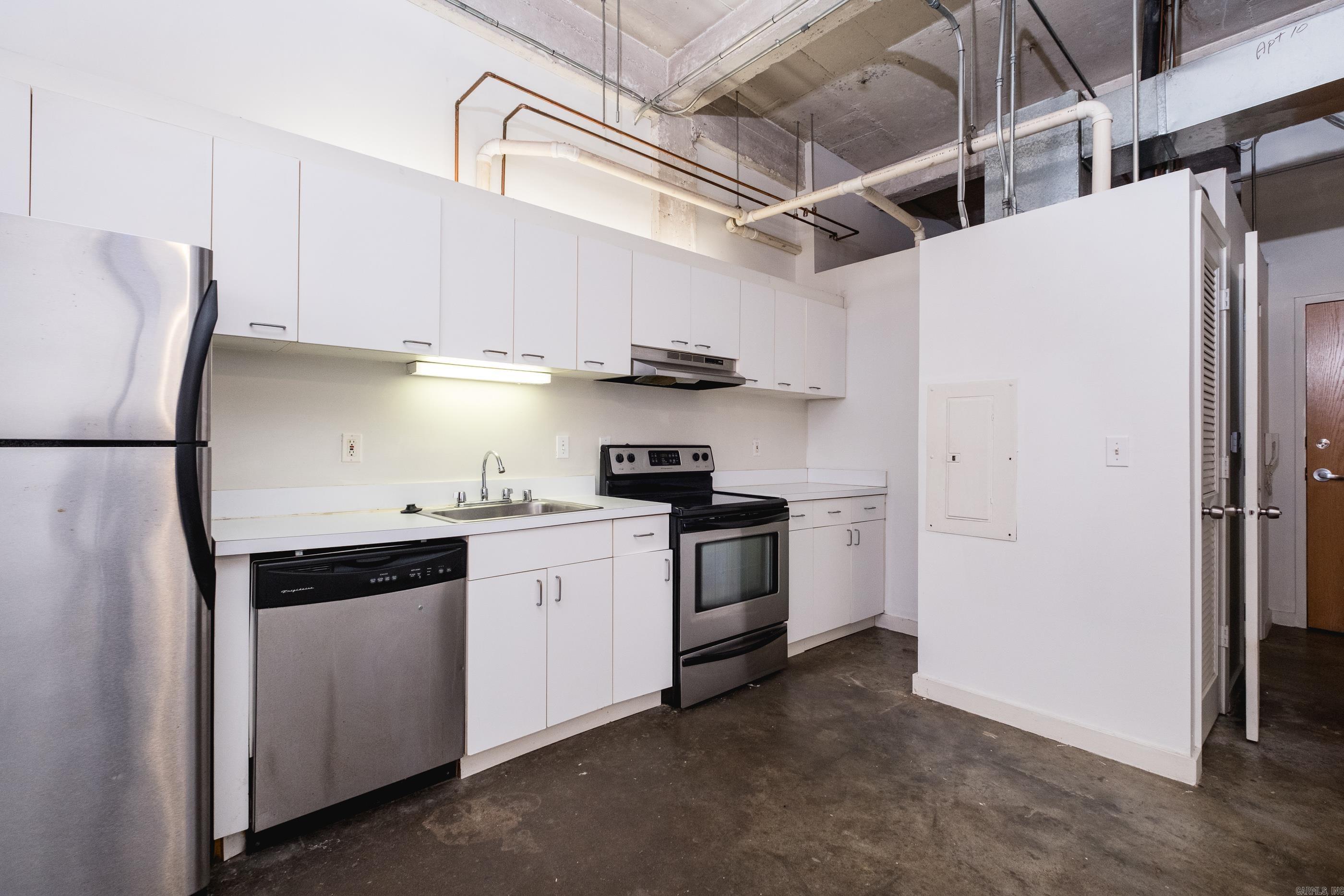 423 E 3rd St #213 213 Property Photo 6