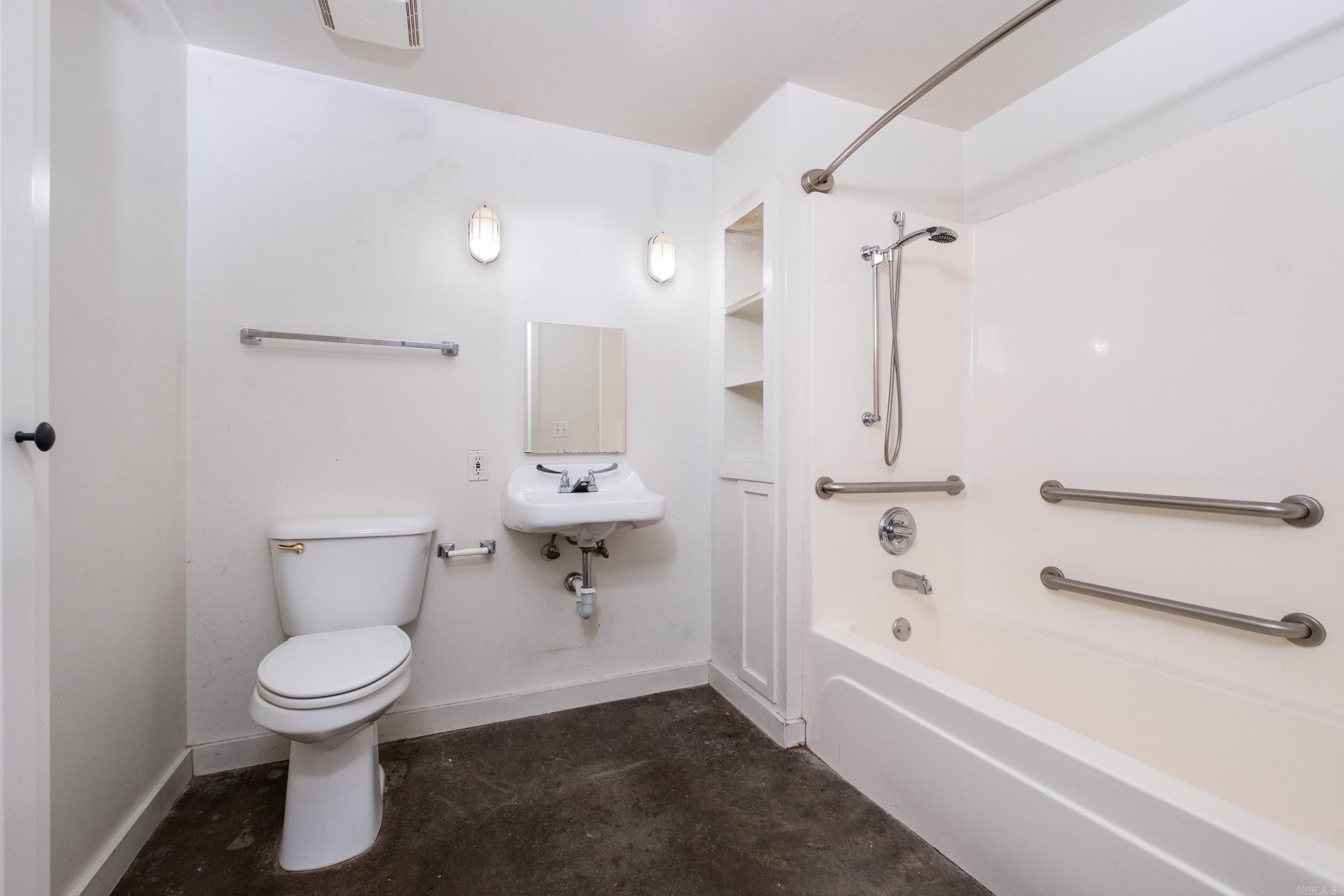 423 E 3rd St #213 213 Property Photo 14
