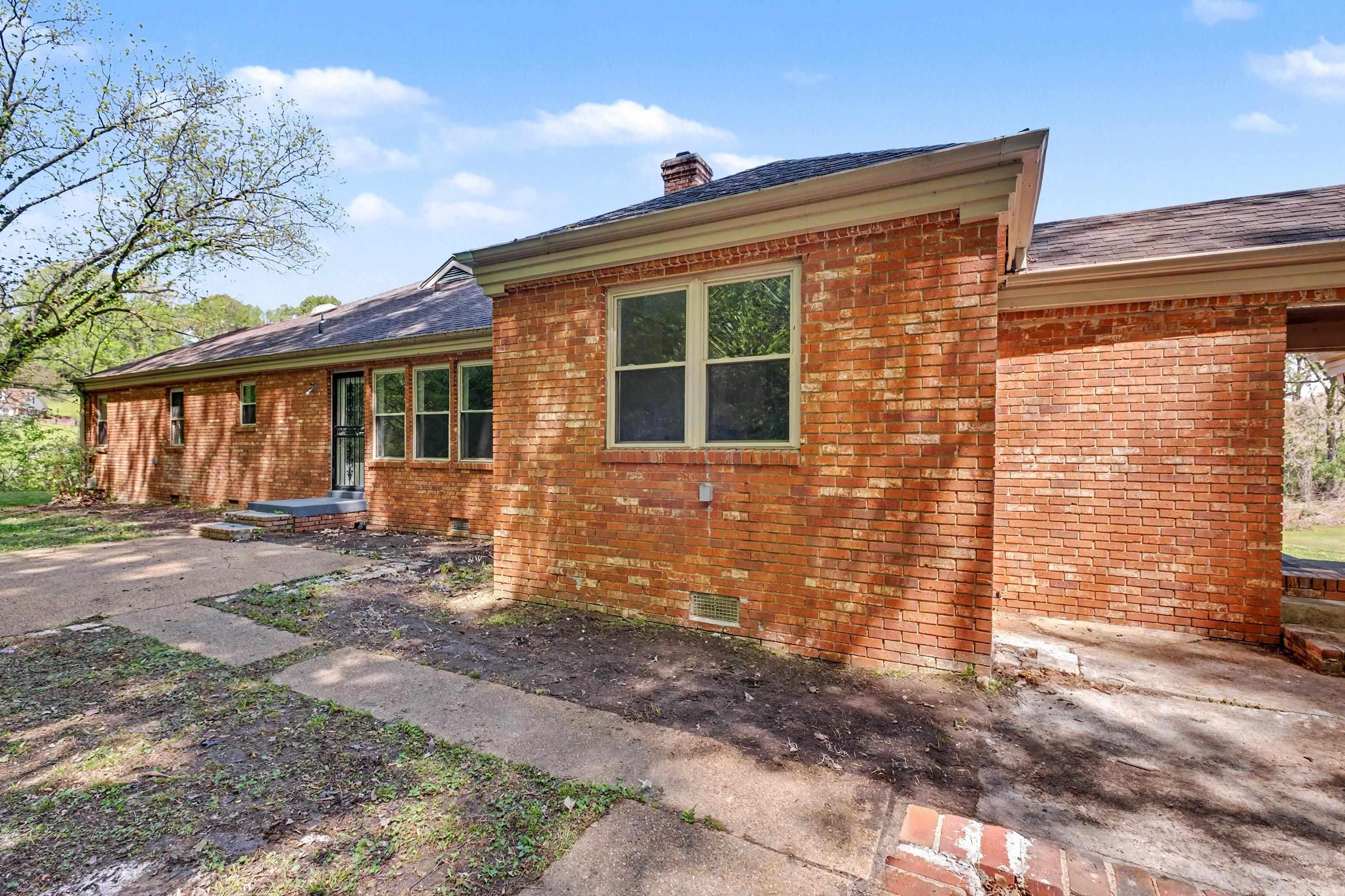 1209 Yorkshire Property Photo 5