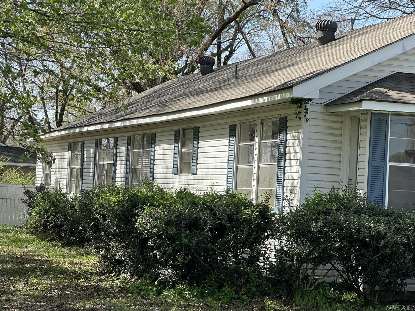 1808 S Leslie Street Property Photo 2