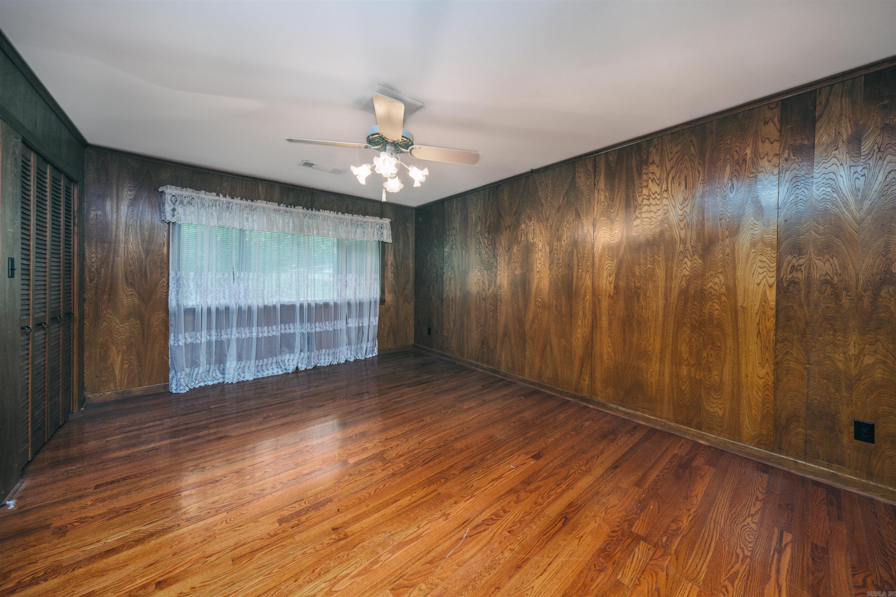 1901 W Oak Street Property Photo 10