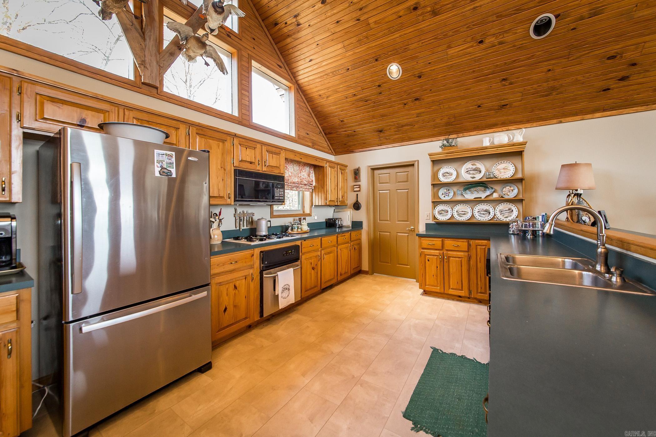 225 E Bluff Property Photo 6