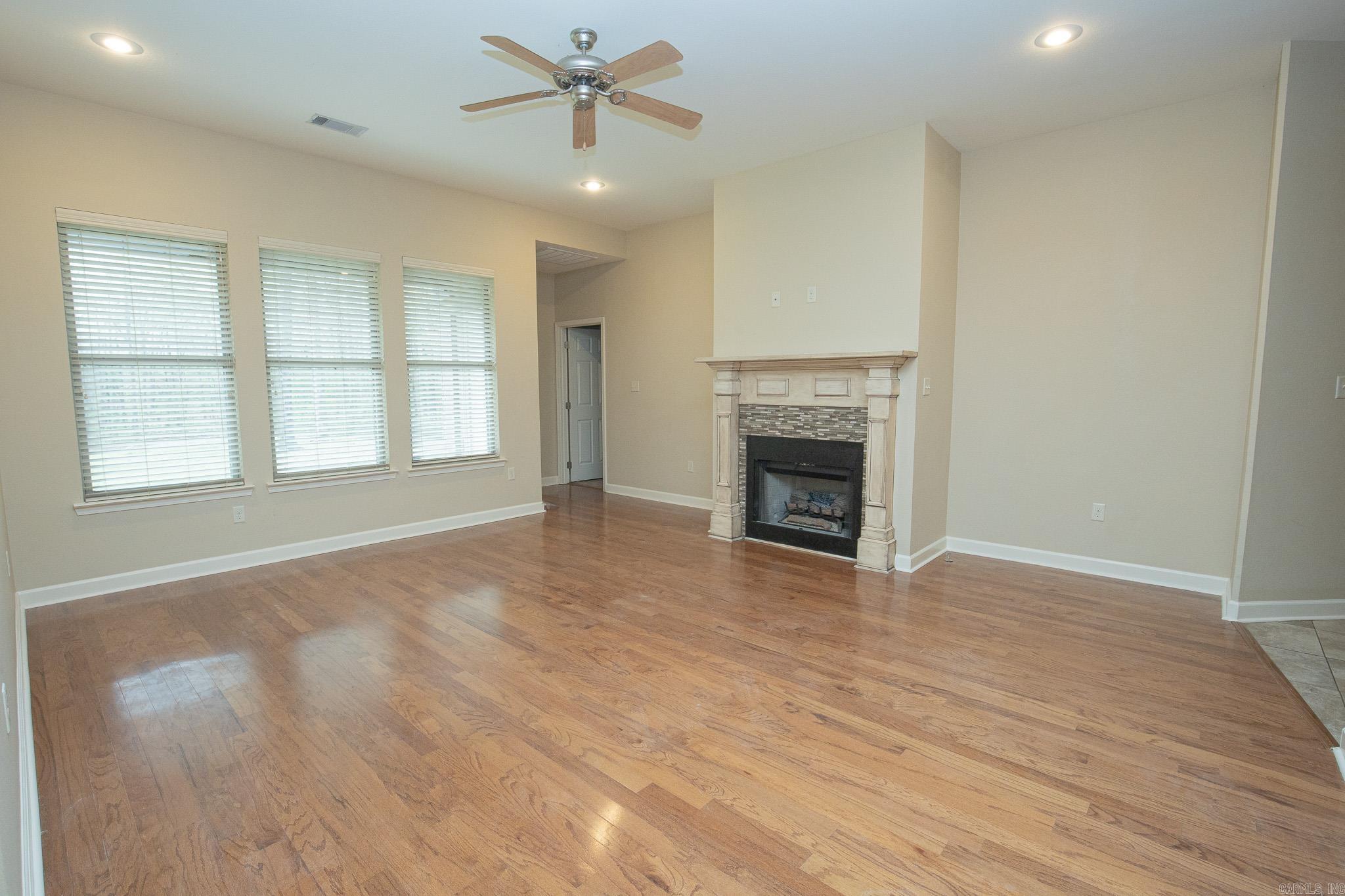1090 Whispering Oak Property Photo 5