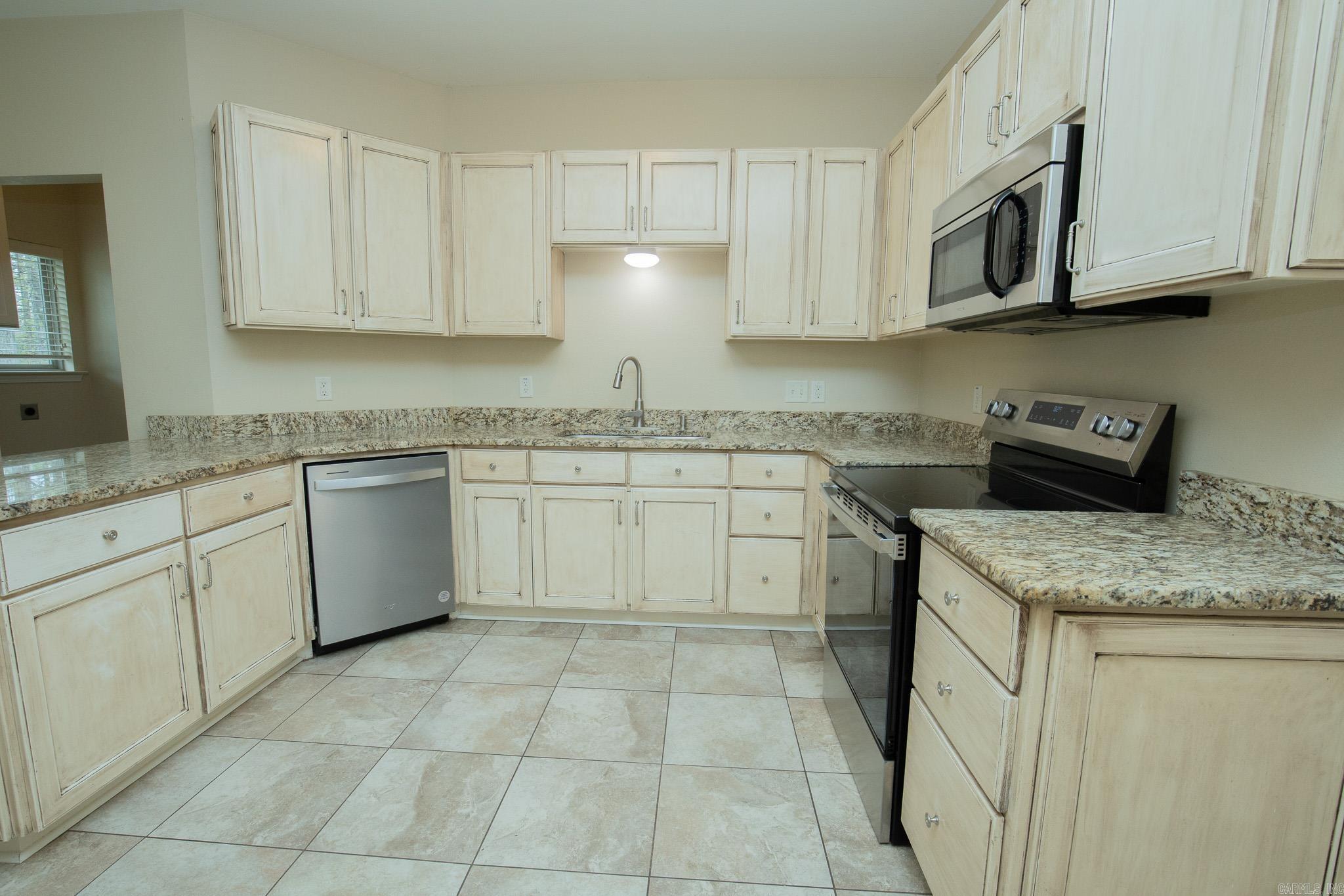 1090 Whispering Oak Property Photo 13