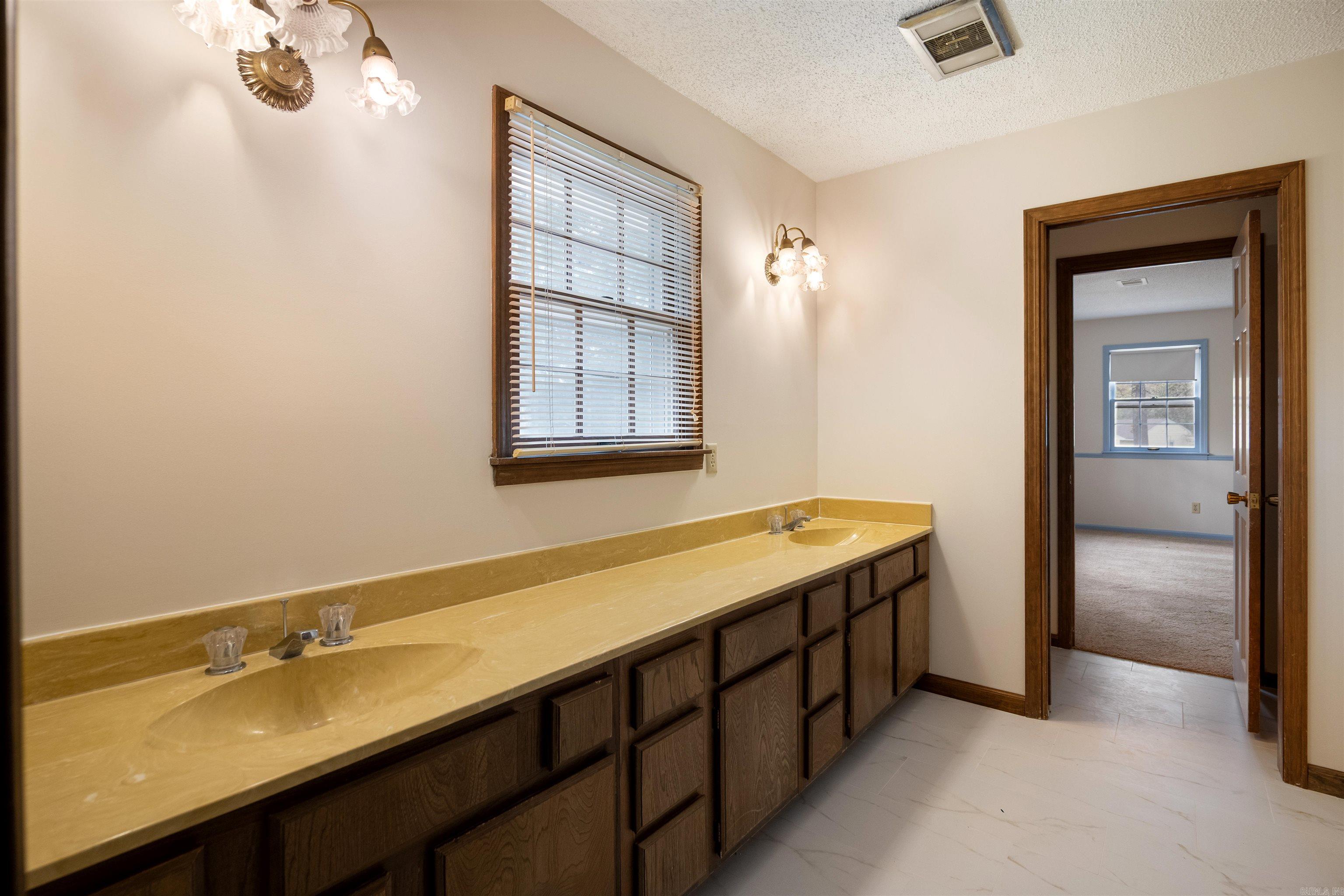 1407 Redbud Property Photo 32