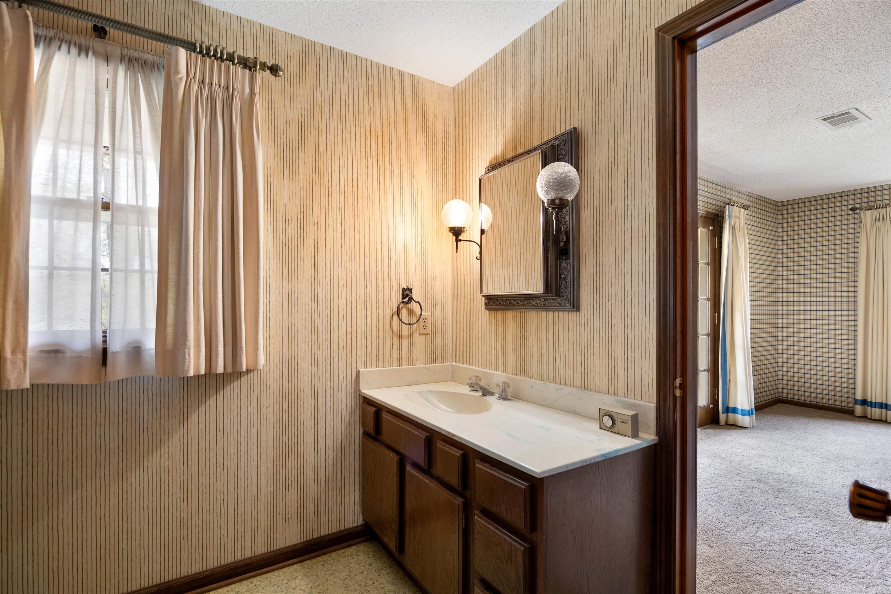 1407 Redbud Property Photo 35
