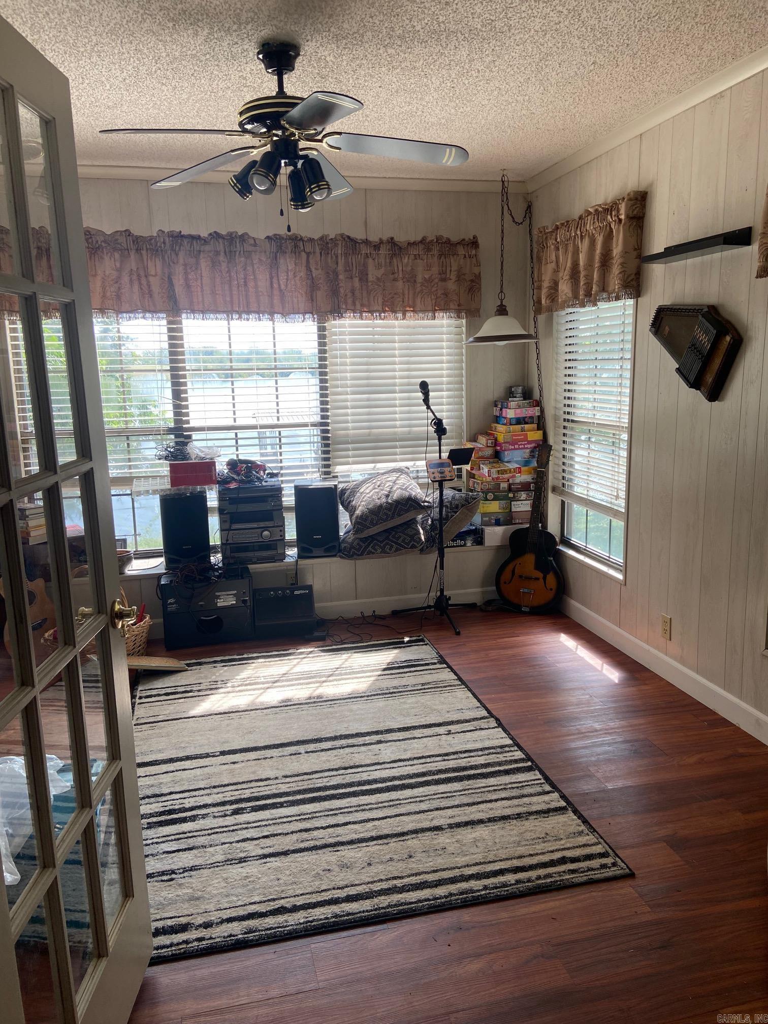 3115 Riverside Drive Property Photo 5