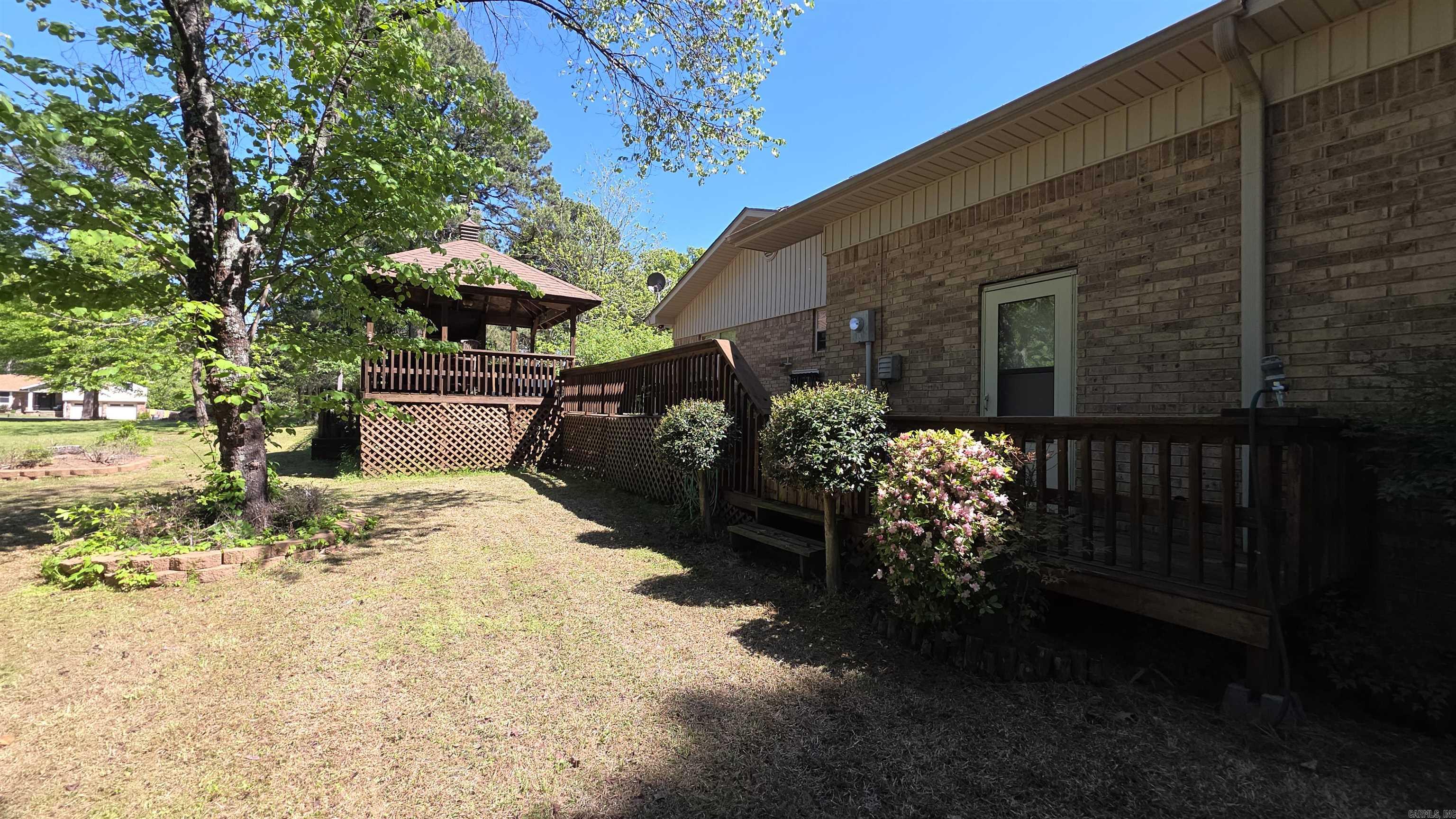 607 Old Post Road Property Photo 3