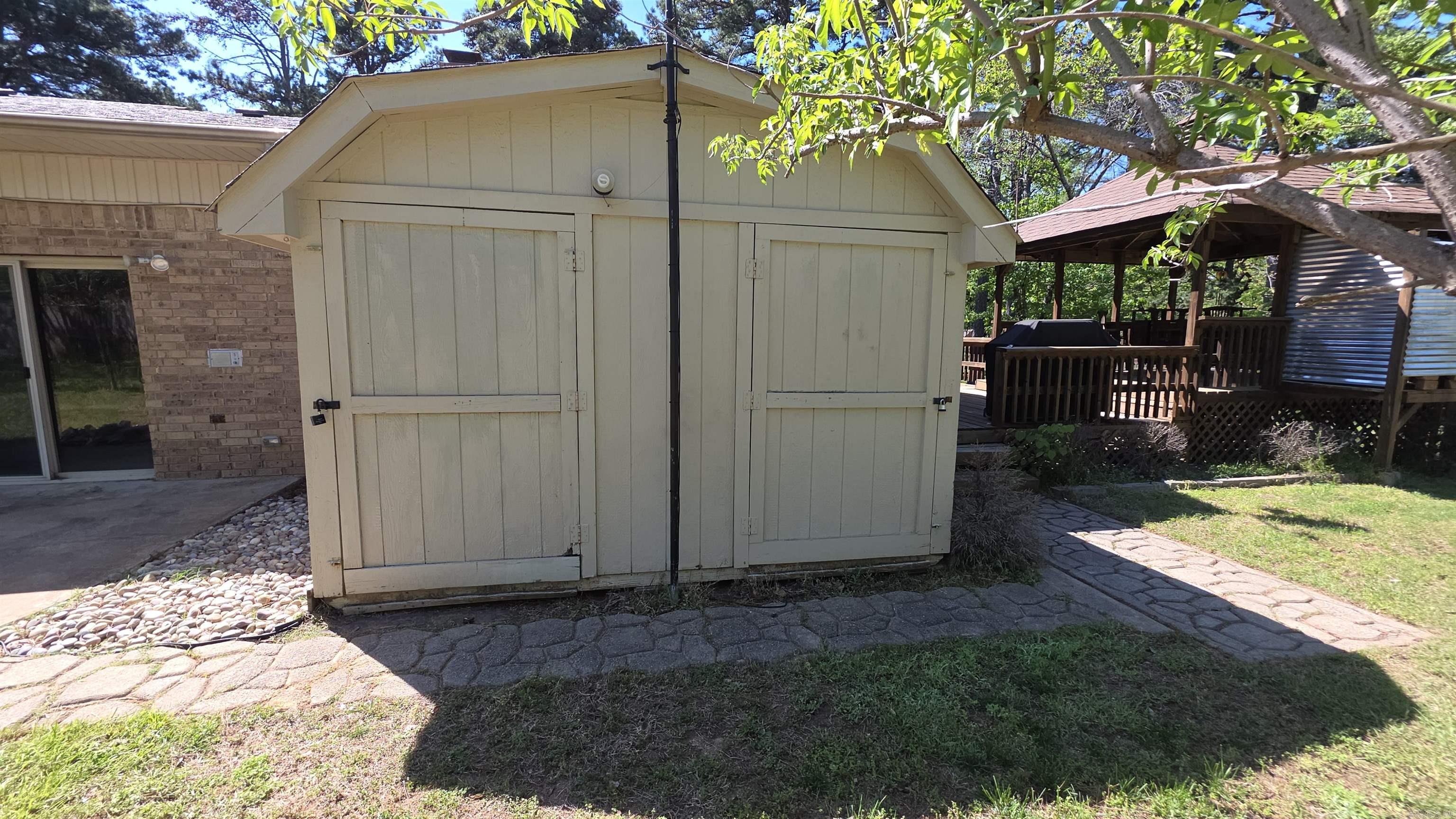 607 Old Post Road Property Photo 6
