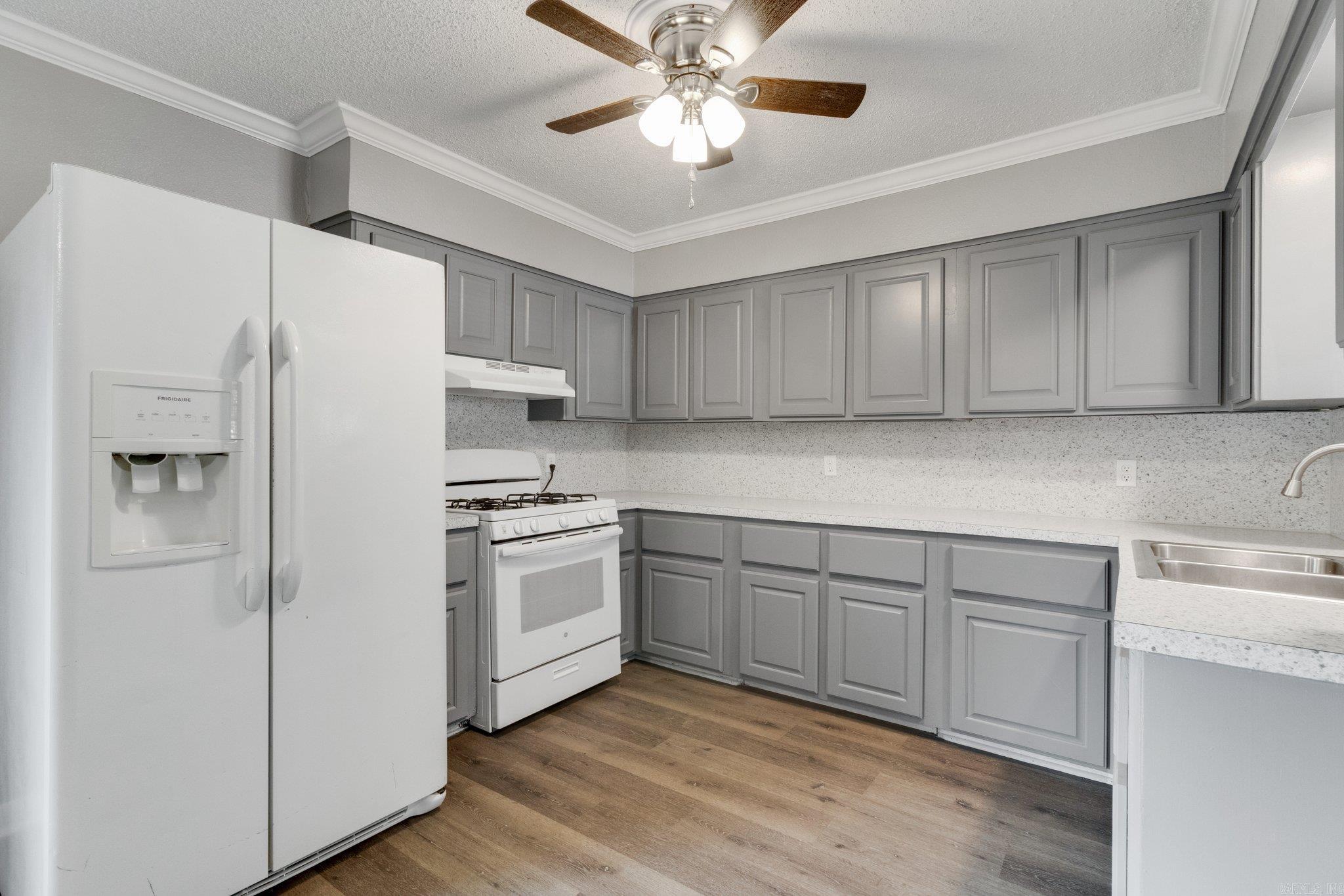 9824 Chicot Road Property Photo 2
