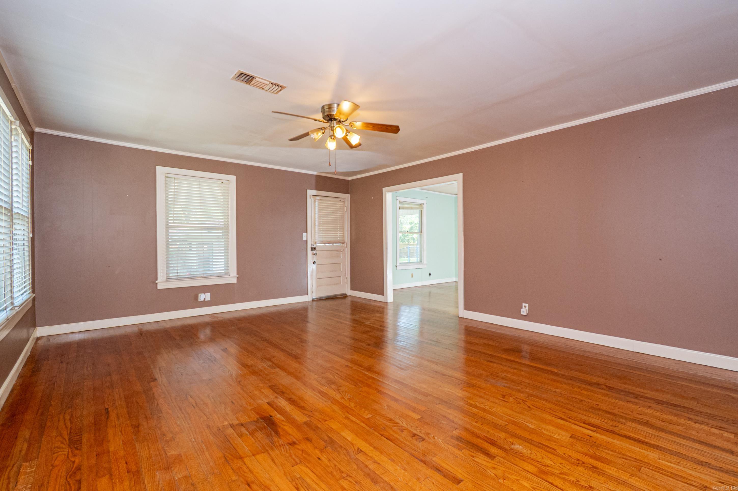 172 N Broadway Property Photo 3