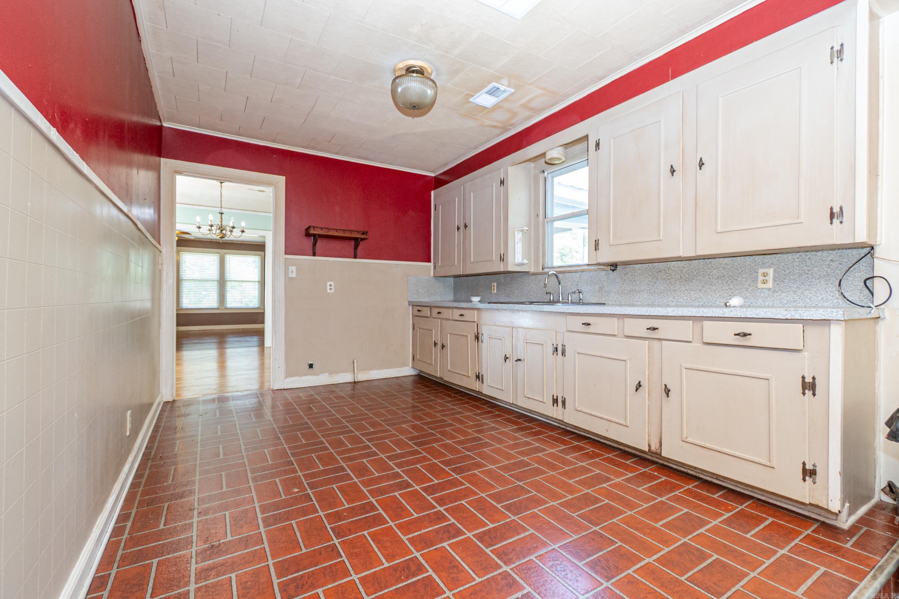 172 N Broadway Property Photo 9